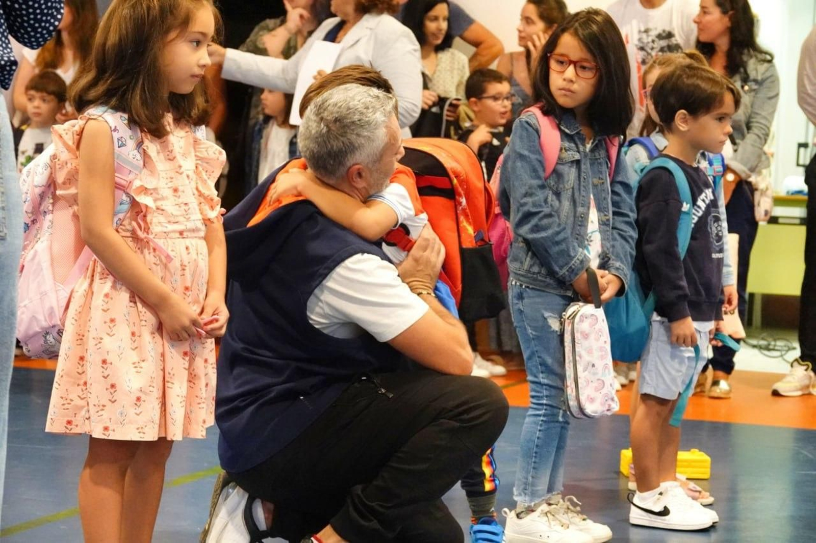 Padres despiden a sus hijos el primer día de colegio. // Vicente Alonso