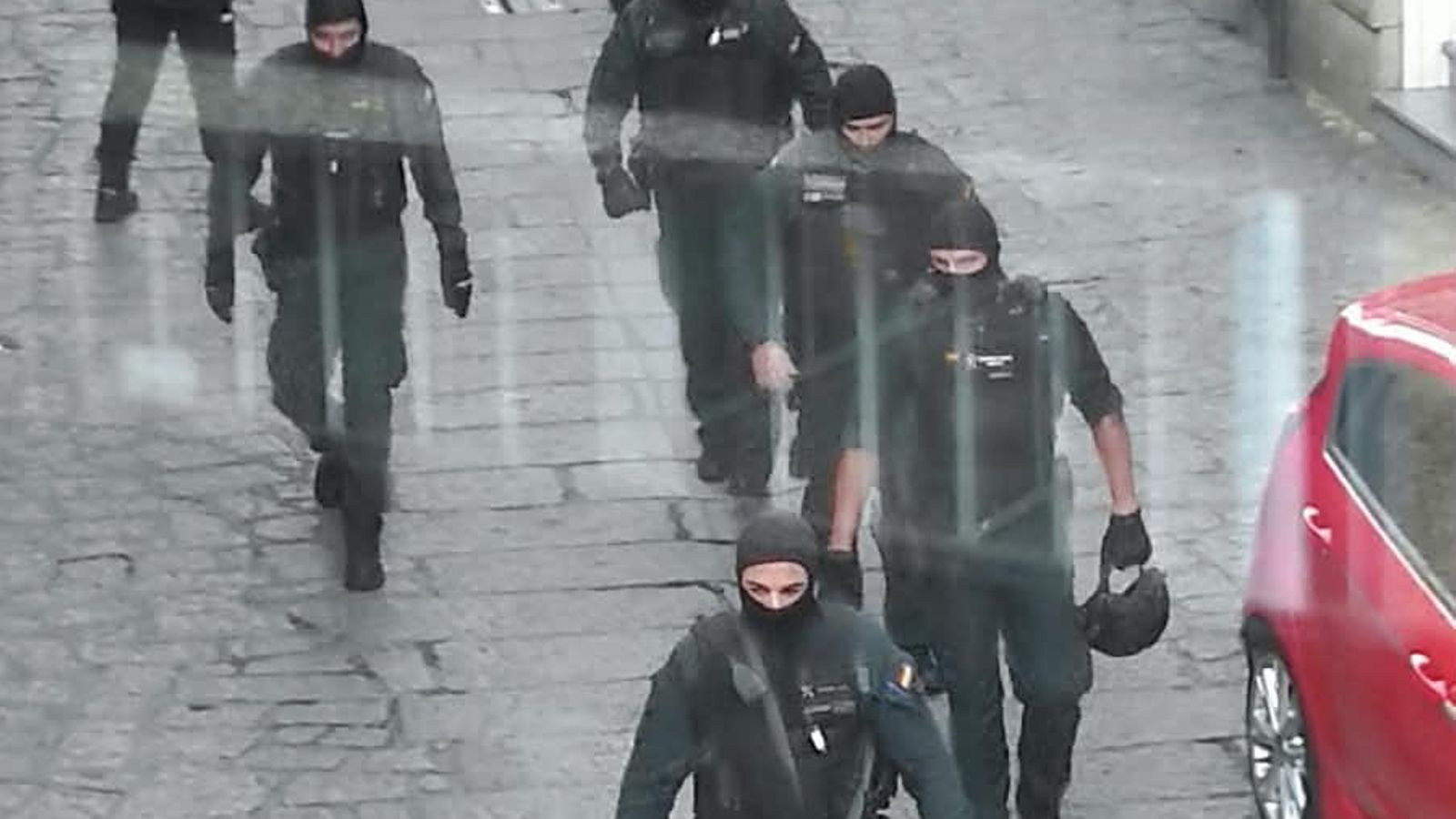 Agentes de las fuerzas de seguridad durante la inspección y registro del inmueble intervenido en Seixalbo