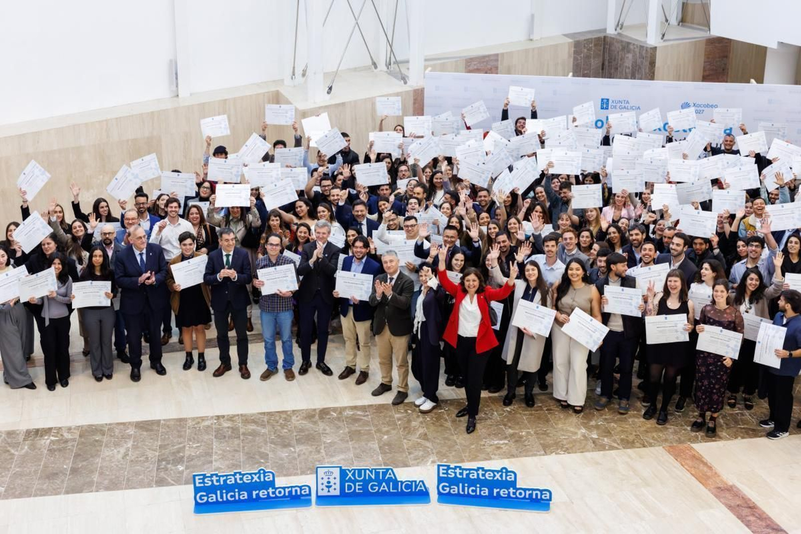 Beneficiarios de la Becas BEME recibiendo su diploma acreditativo