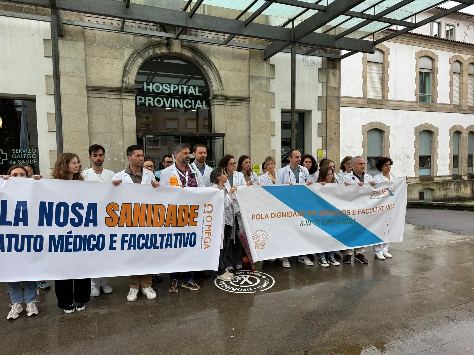Protestas de facultativos ayer en la puerta principal del Hospital Provincial.