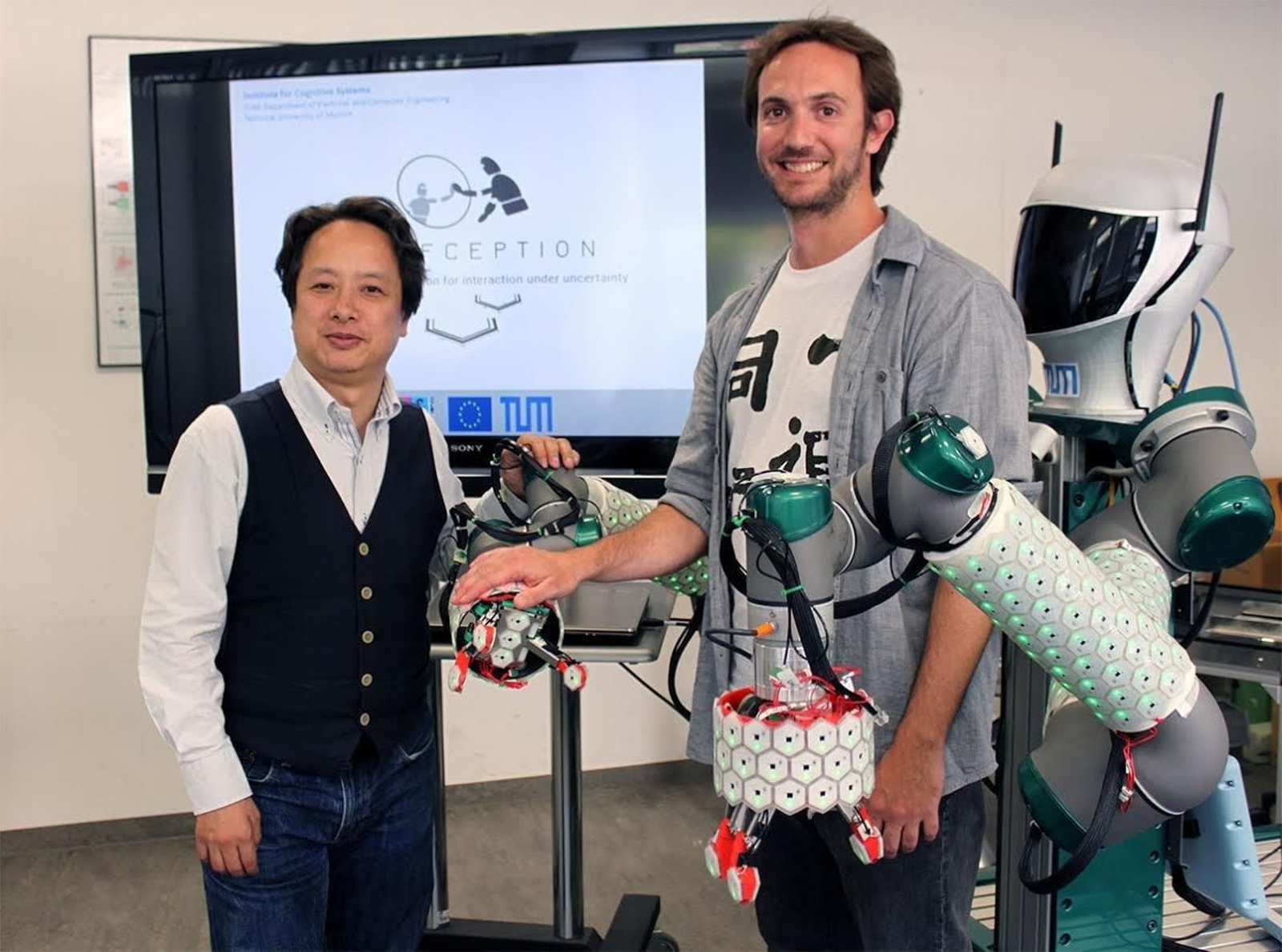 Gordon Cheng y Pablo Pinillos trabajan en el proyecto Selfception.