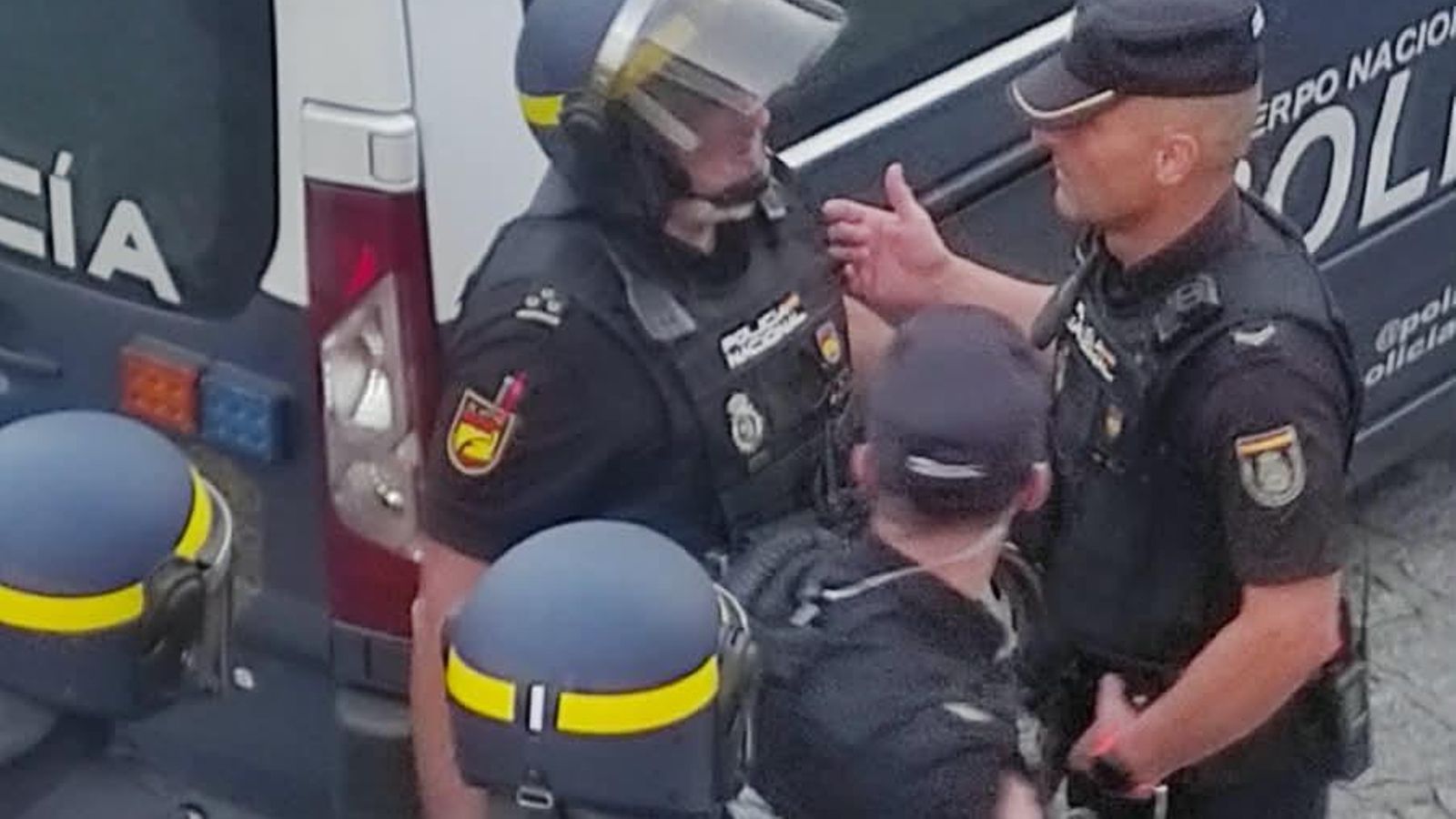 Agentes de las fuerzas de seguridad durante la inspección y registro del inmueble intervenido en Seixalbo
