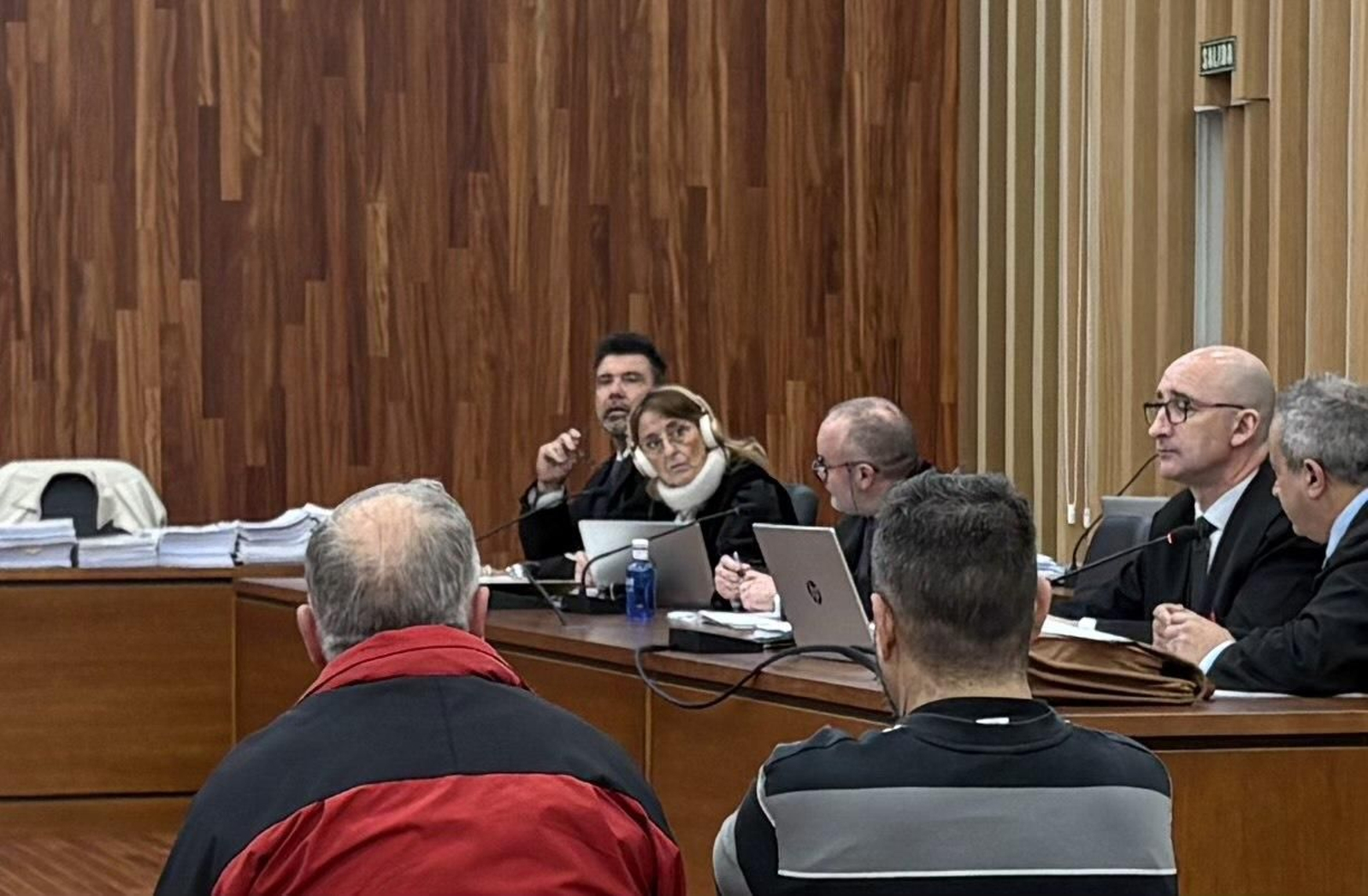 La abogada, ayer, con sus auriculares durante la sesión en la que se suspendió la vista.