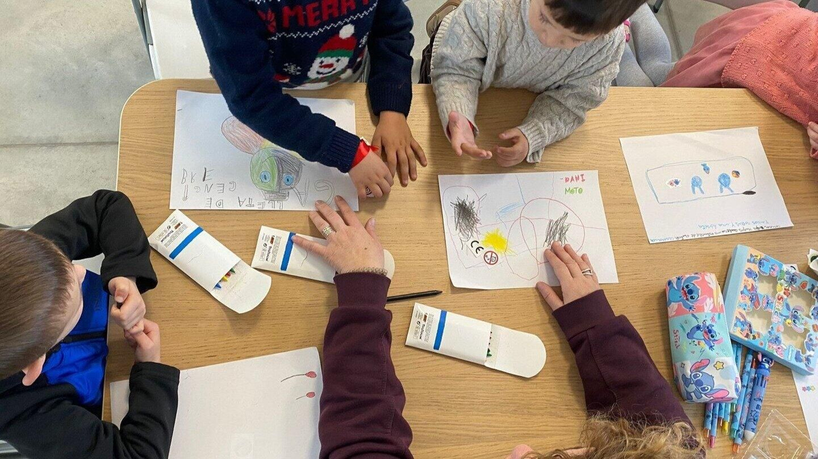 Niños y niñas jugando y aprendiendo sobre consumo responsable en Cenlle.