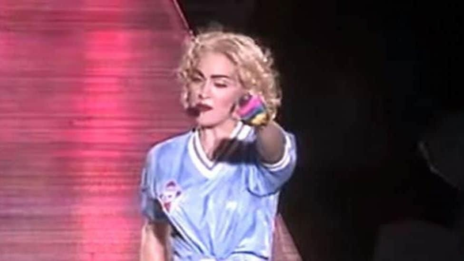Madonna, con la camiseta del Celta, durante su concierto en Balaídos.