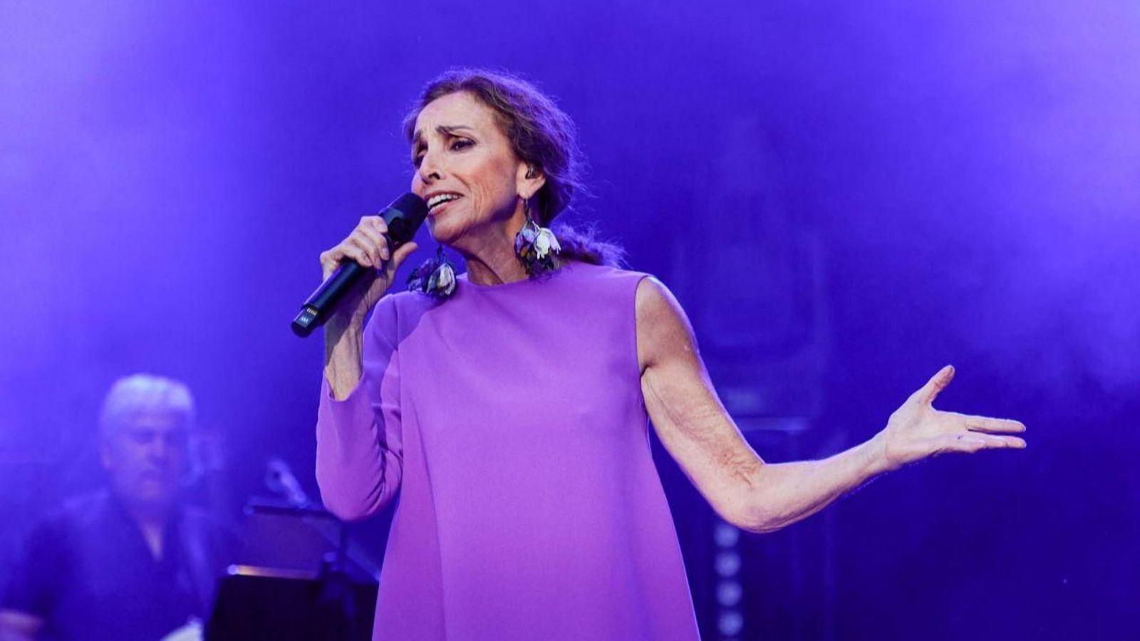 Ana Belén, durante su actuación anoche en el auditorio de Castrelos, donde hizo un repaso de sus temas más conocidos.