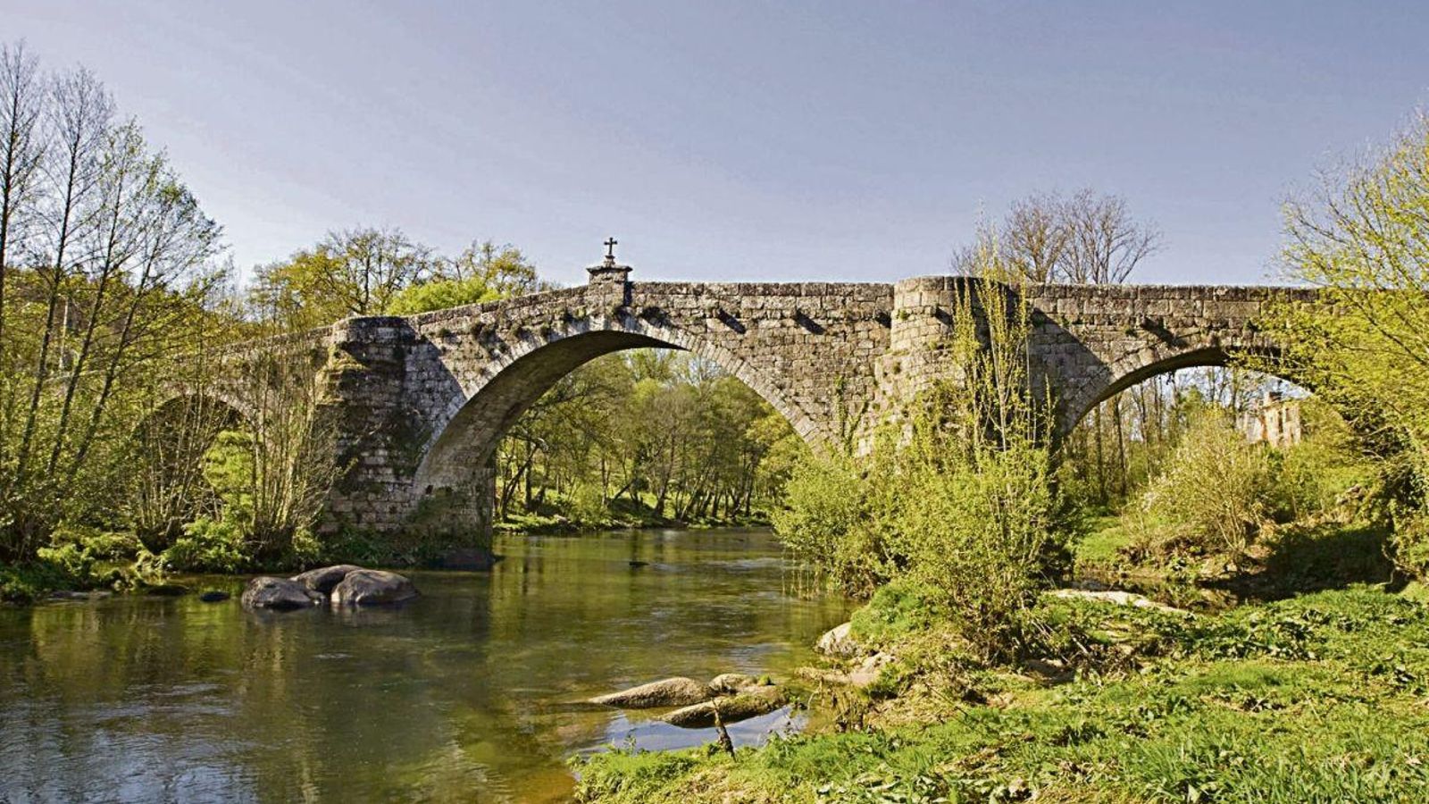 El Puente de San Clodio da inicio a la calzada desde el monasterio a Ribadavia.