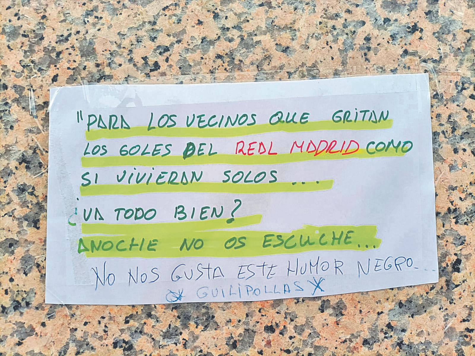 La nota que se encontró en un edificio de O Barco.