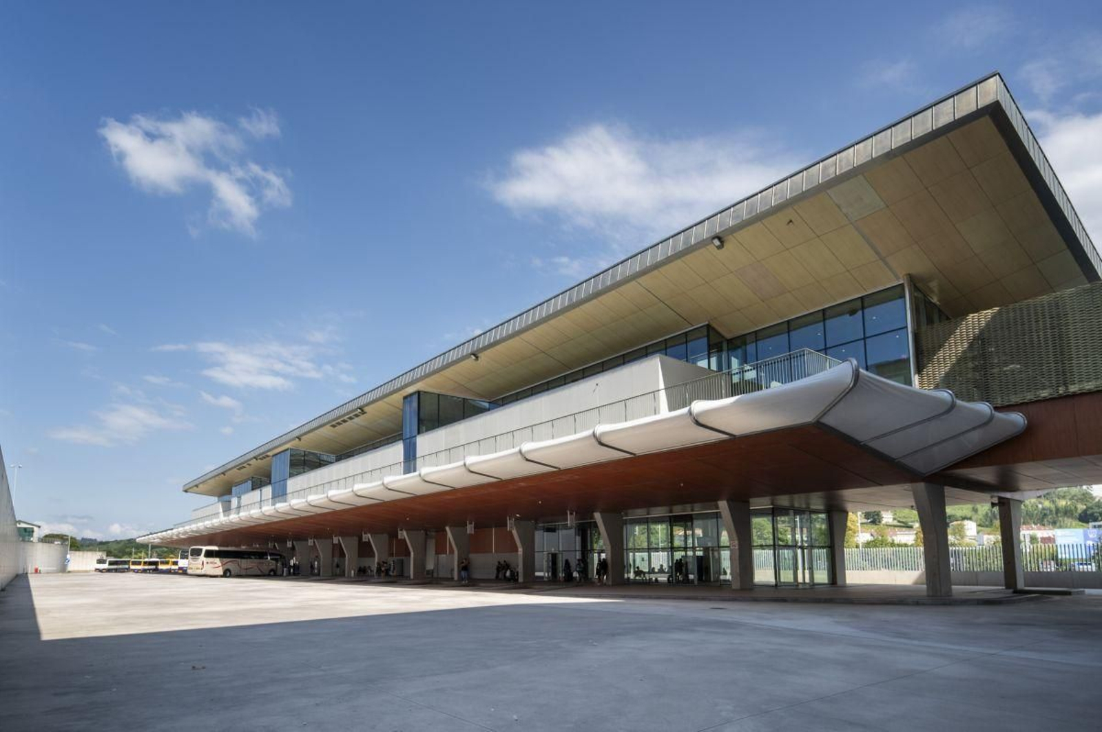 Arriba la espaciosa terminal de autobuses de Santiago, abajo la espartana sala de la de Ourense.