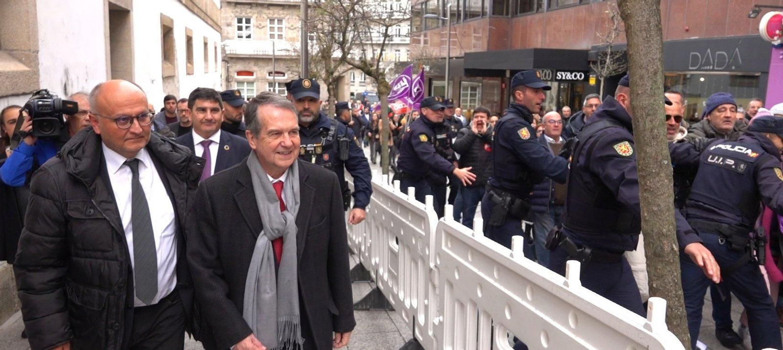 Abel Caballero sale escoltado por la Policía Nacional del acto de la Constitución en Vigo por las protestas de los trabajadores de Vitrasa. // Vicente Alonso