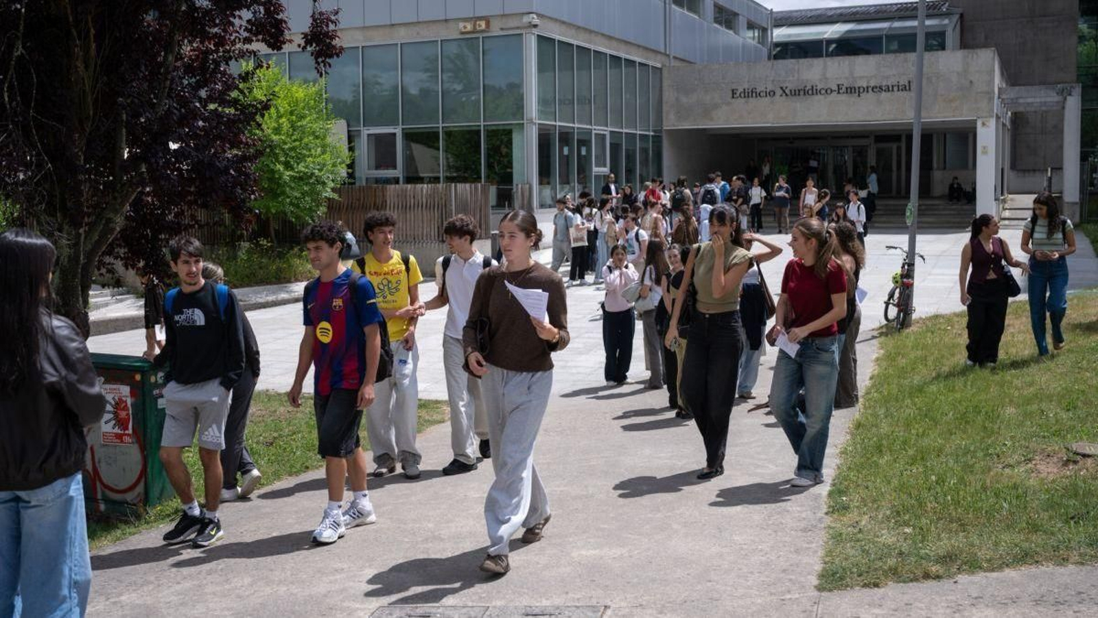 Estudiantes saliendo de la Facultad de Derecho en el Campus de Ourense