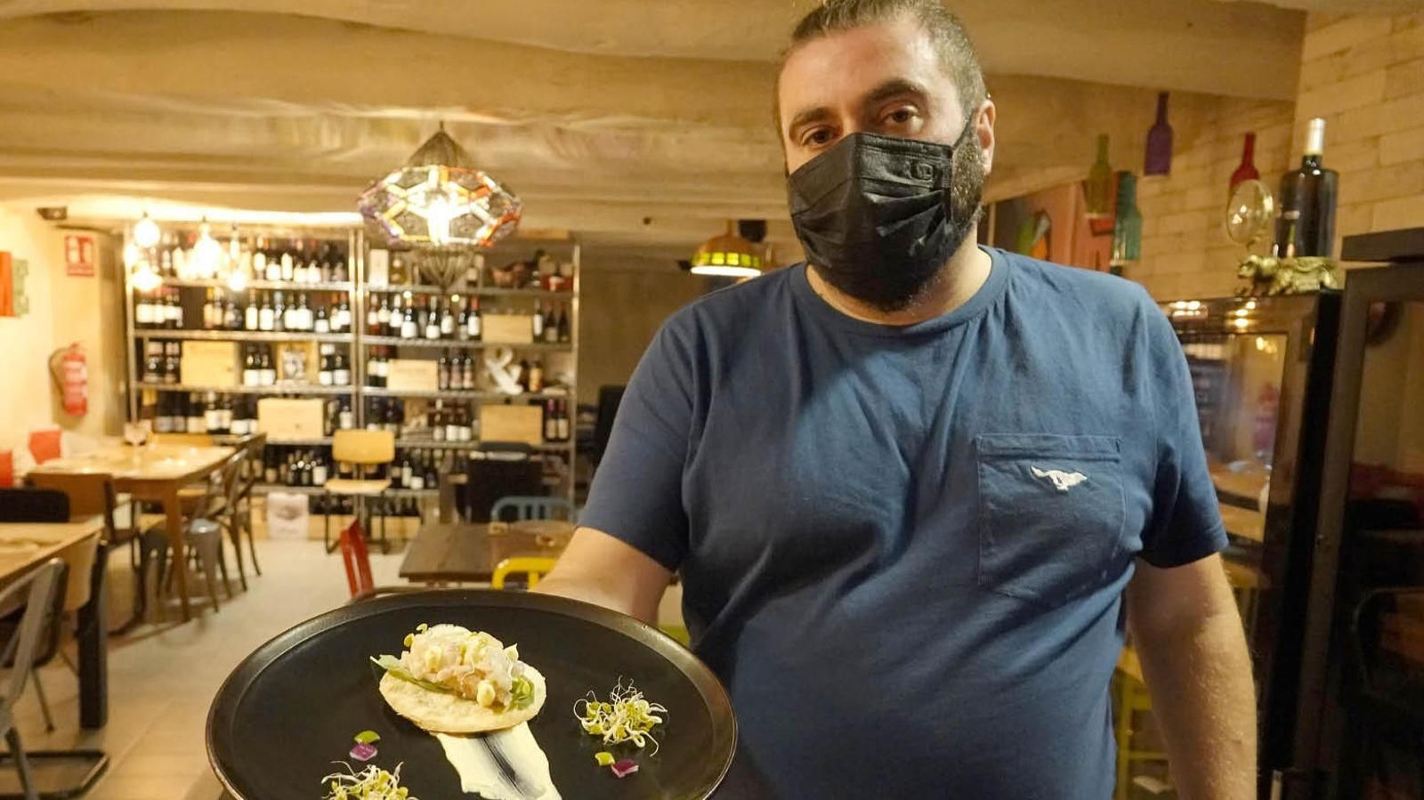 Valdevez Alta Taberna apuesta por la vanguardia con un tartar de langostino con manzana petroni osmotizada acompañado de rabanitos y una mayonesa de curry sobre una base de torta de trigo.