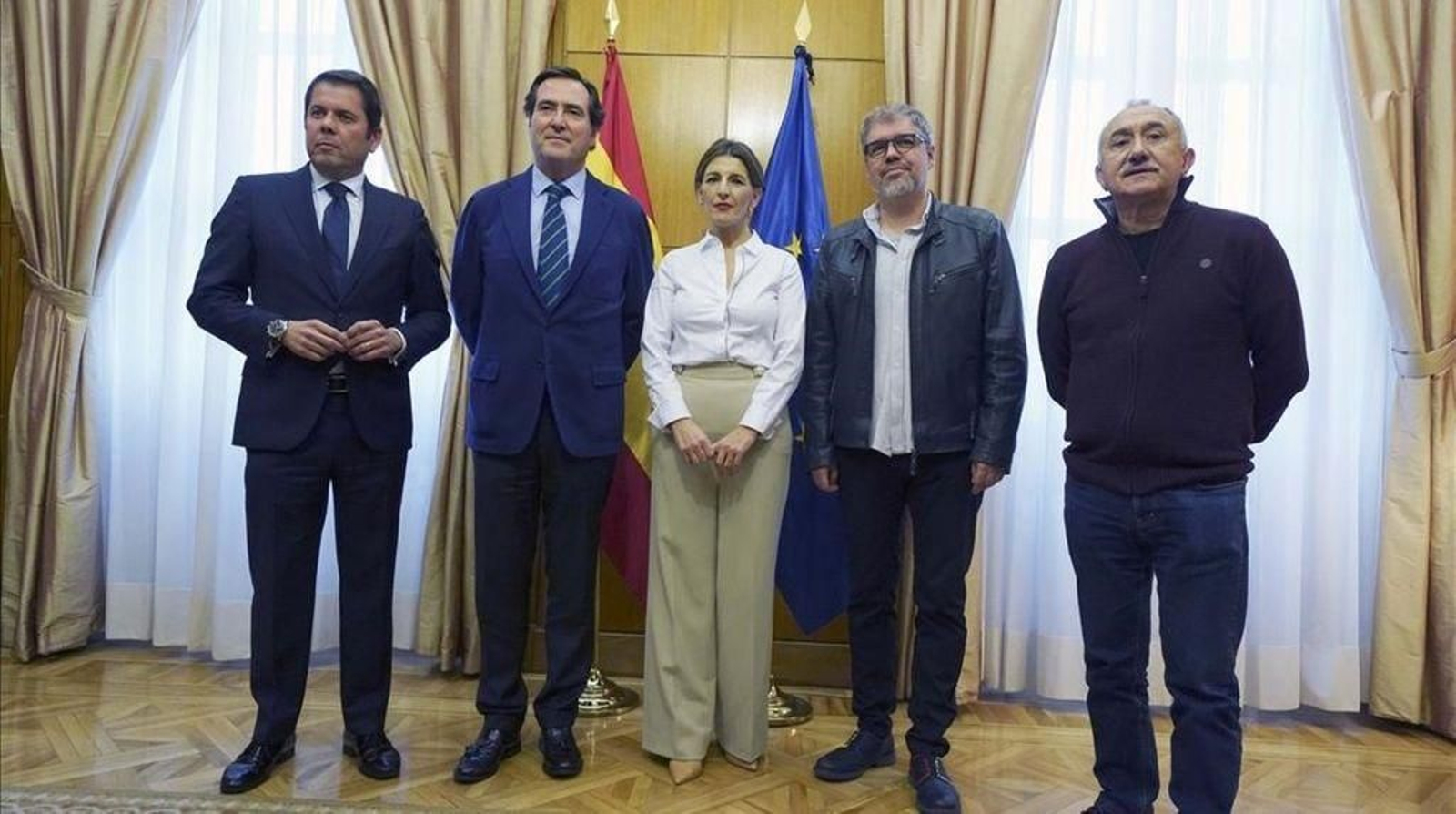 La patronal y los sindicatos en una reunión con la ministra de trabajo, Yolanda Díaz.