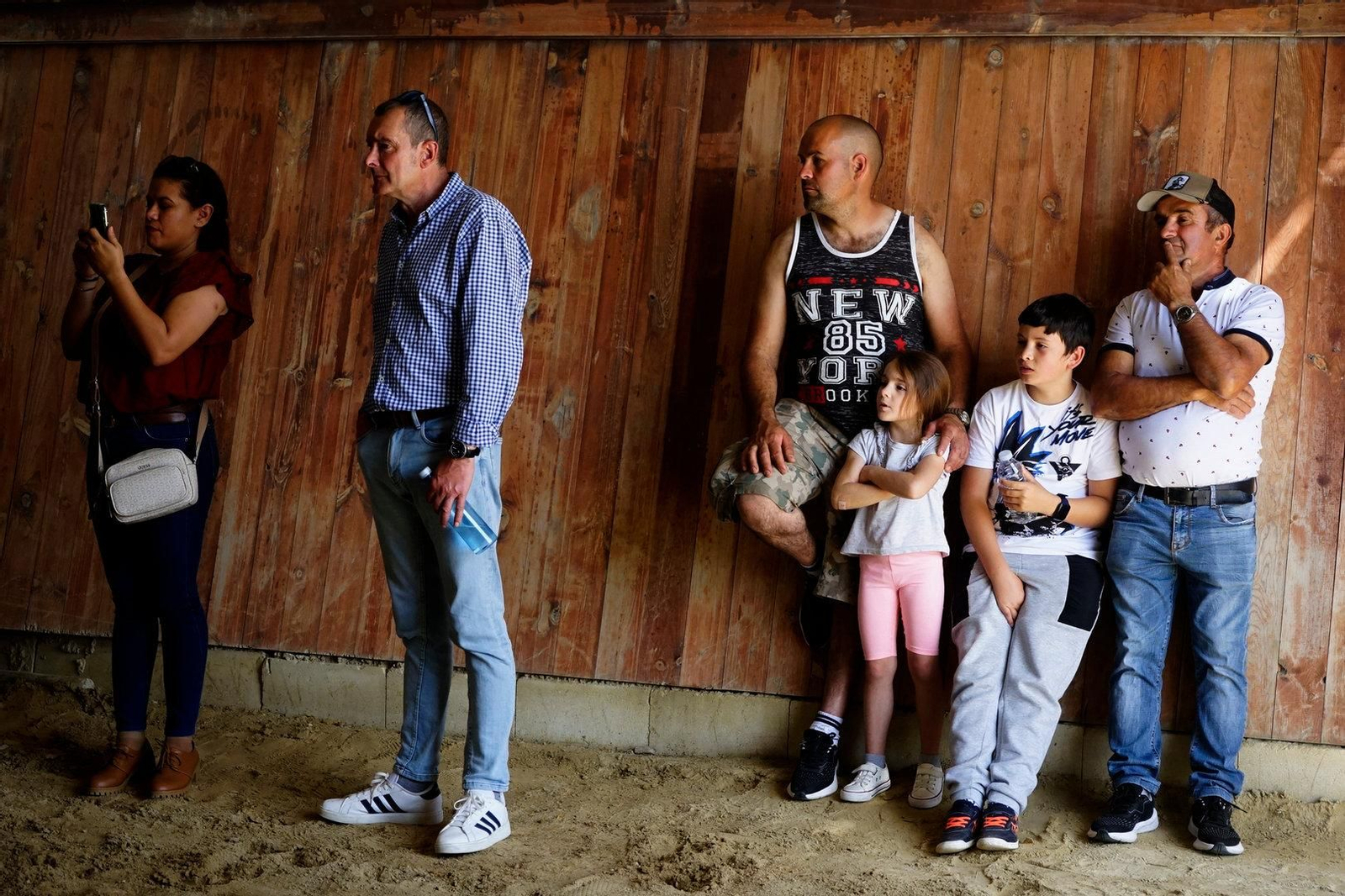 Aficionados dentro del hipódromo disfrutando de los caballos.