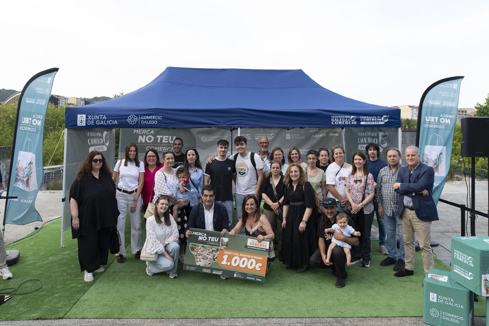 Entrega de vales de la campaña “Merca no teu comercio” en O Couto.