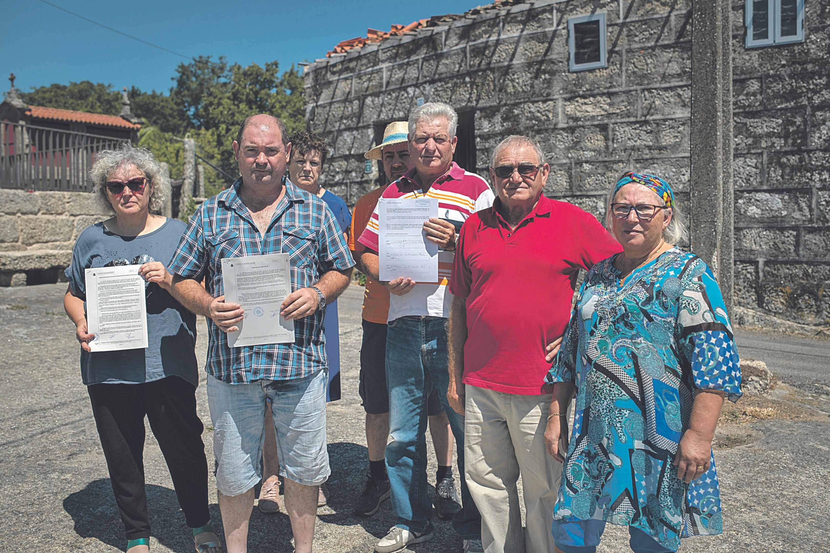 Algunos vecinos de Ordelles posan con denuncias hacia otro residente de la aldea.