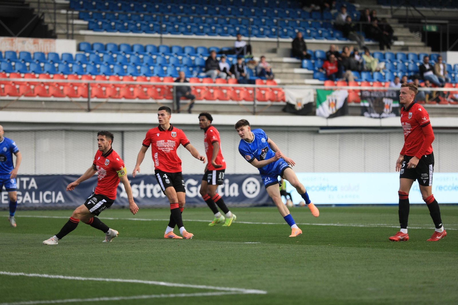 Galería | Goles y disfraces en el regreso del Ourense CF a O Couto