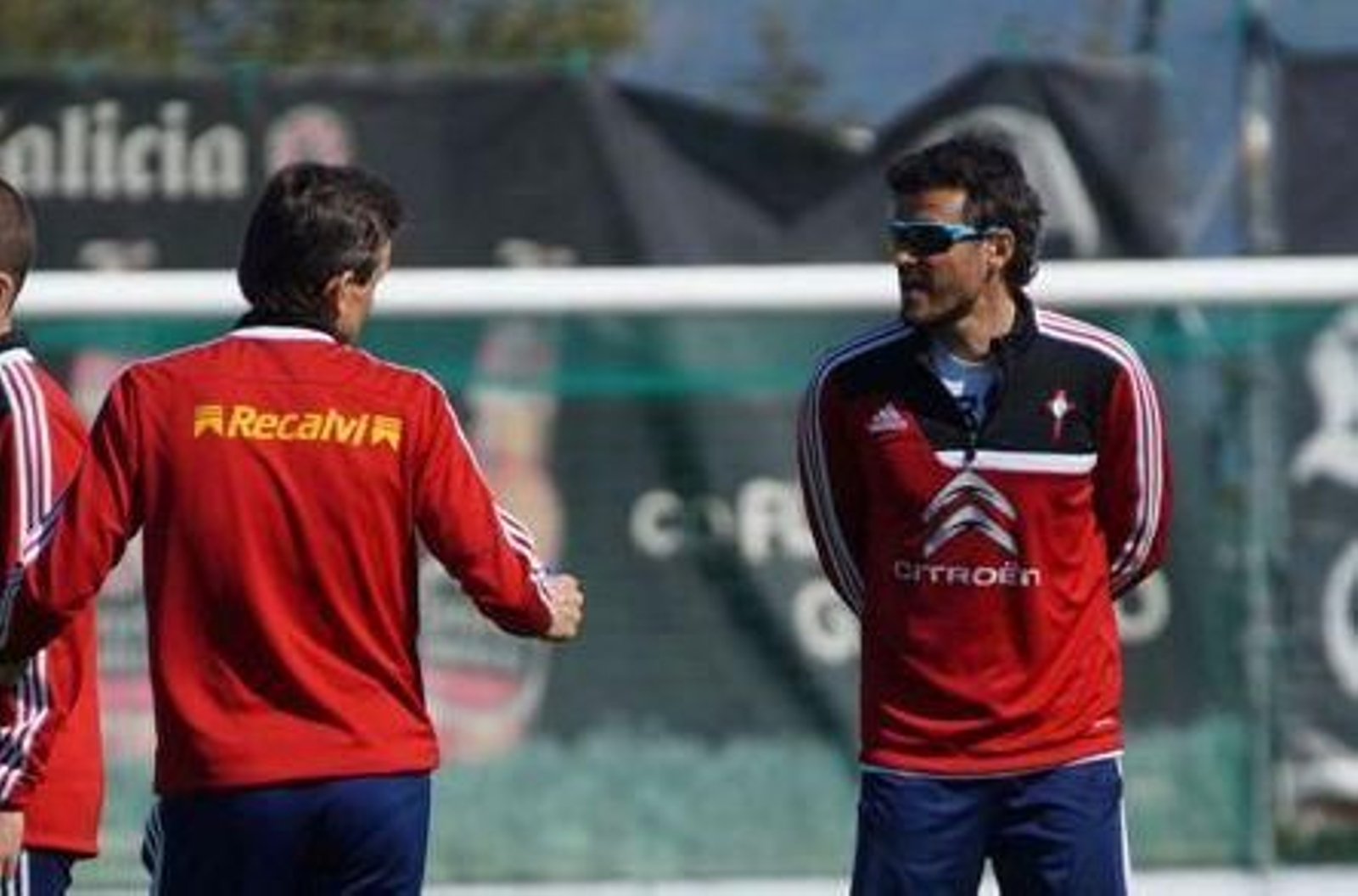 Juan Carlos Unzué, segundo entrenador céltico, charla con el primero, Luis Enrique Martínez, durante un entrenamiento en A Madroa.