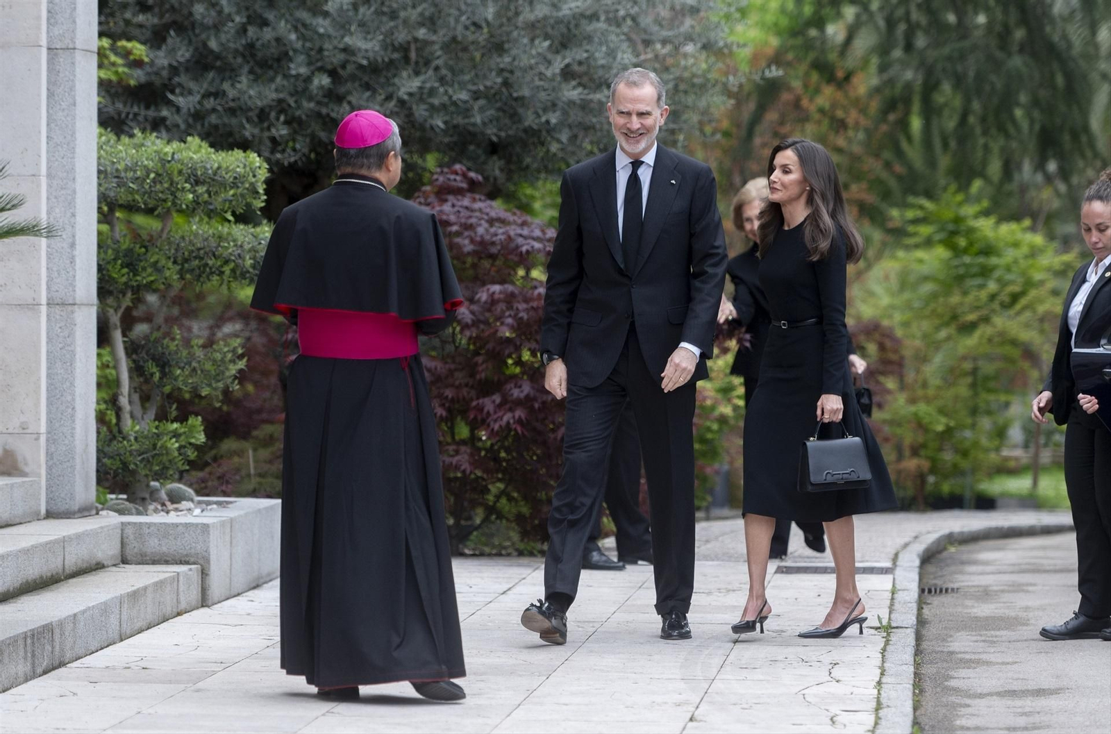 Los Reyes, Felipe VI y Letizia llegan a firmar en un libro de condolencias por el fallecimiento del Papa Francisco I