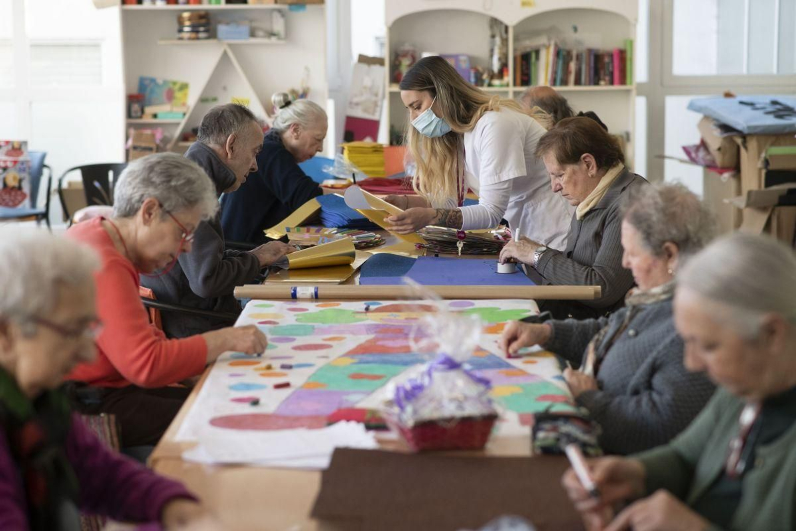 Mayores participan en el proyecto Experiencia Activa en la residencia La Esperanza, en A Farixa.