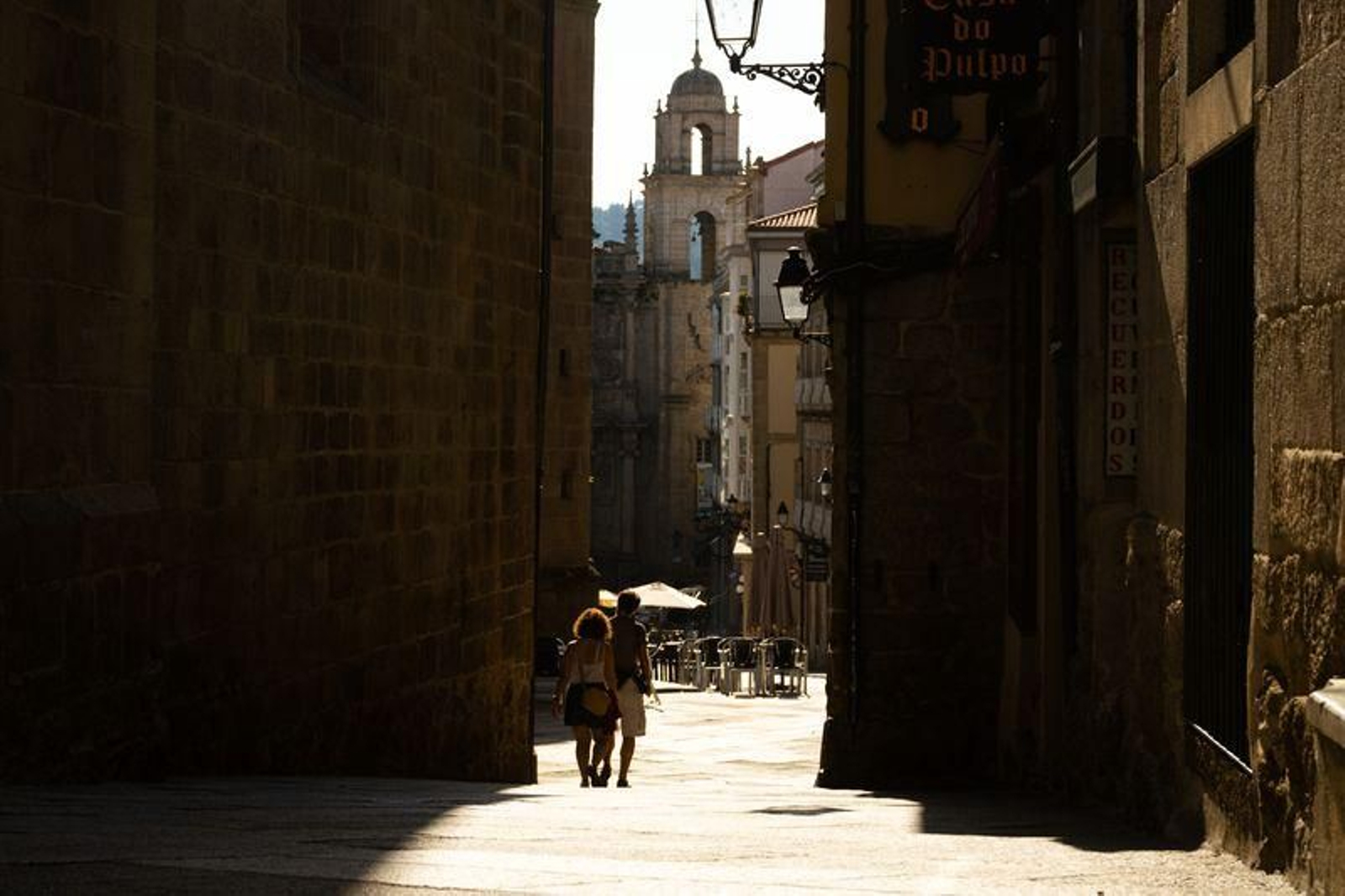 OURENSE 17/07/2021. La ciudad de Ourense alcanzó este sábado su jornada de mayor temperatura en todo lo que va de año. Las calles vacías contrastan con la afluencia en las zonas de baño donde los vecinos buscan paliar el calor de la tarde. Miguel García