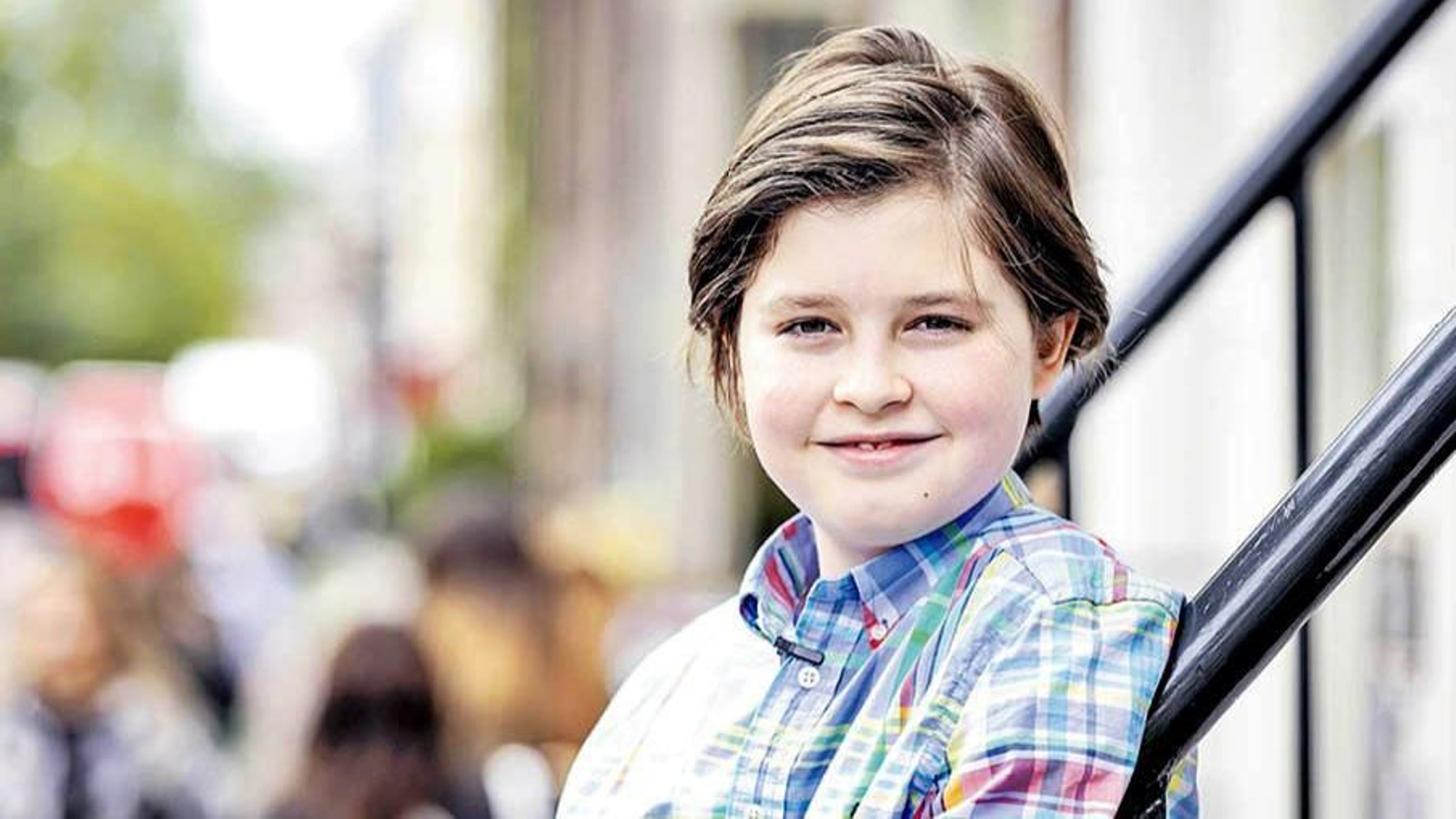 El joven superdotado de 11 años Laurent Simons, a las puertas de su casa en Bélgica.
