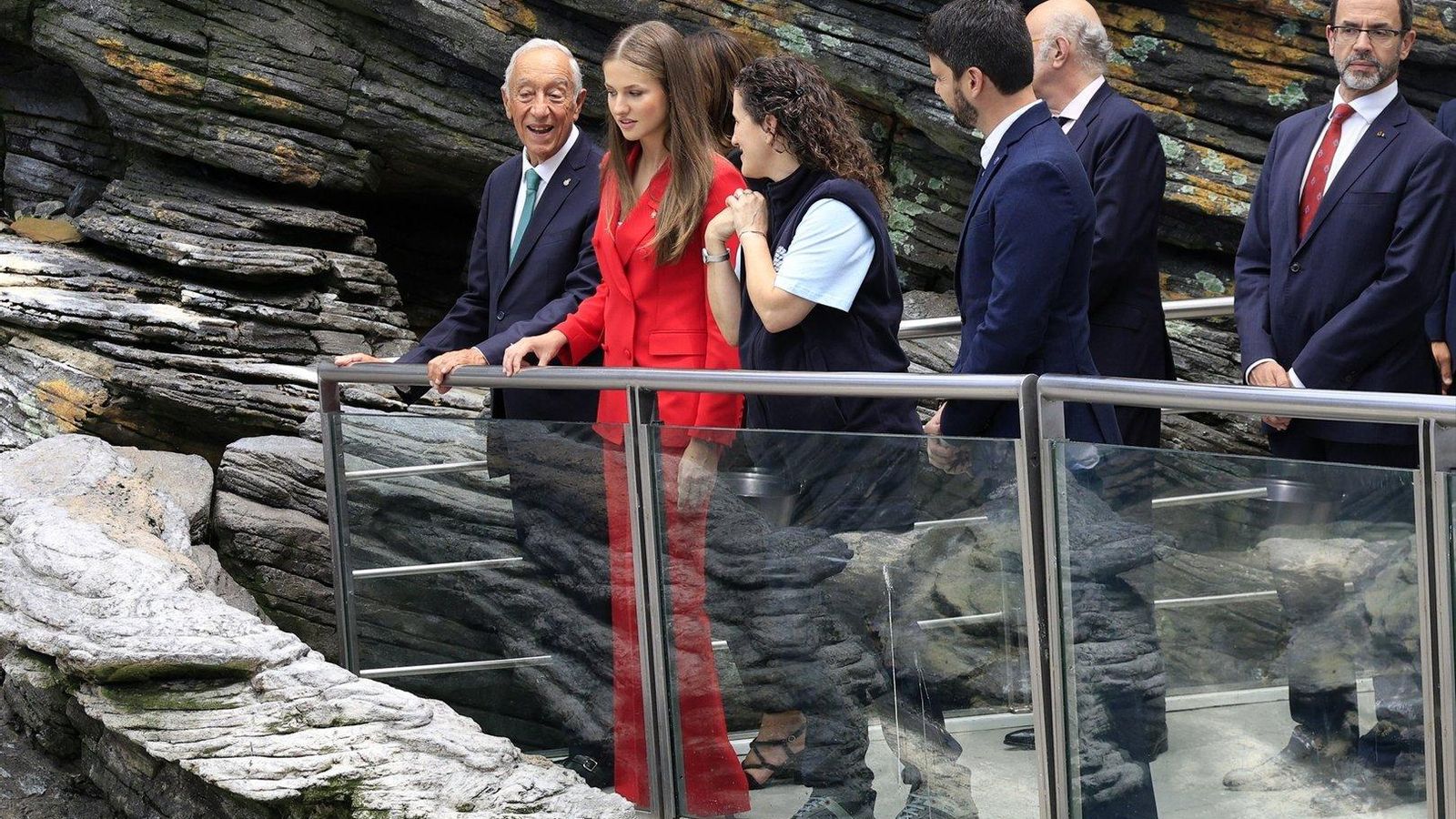 La Princesa Leonor y el presidente de la República Portuguesa, Marcelo Rebelo de Sousa, durante su visita al Oceanario.