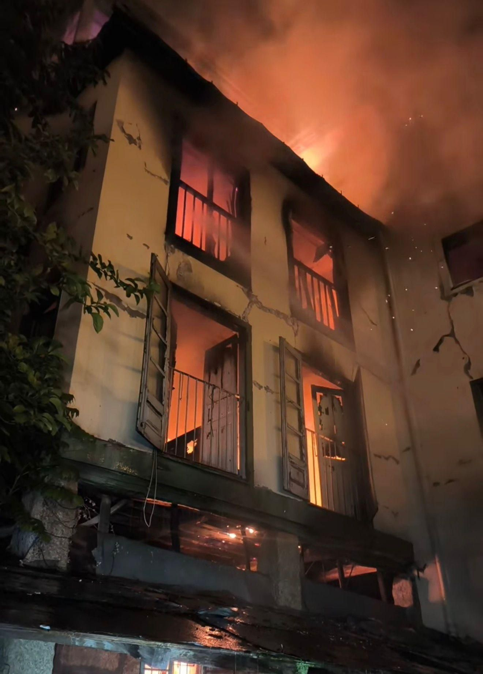 Galería | Así quedó la antigua Casa de Baños de Ourense tras el incendio