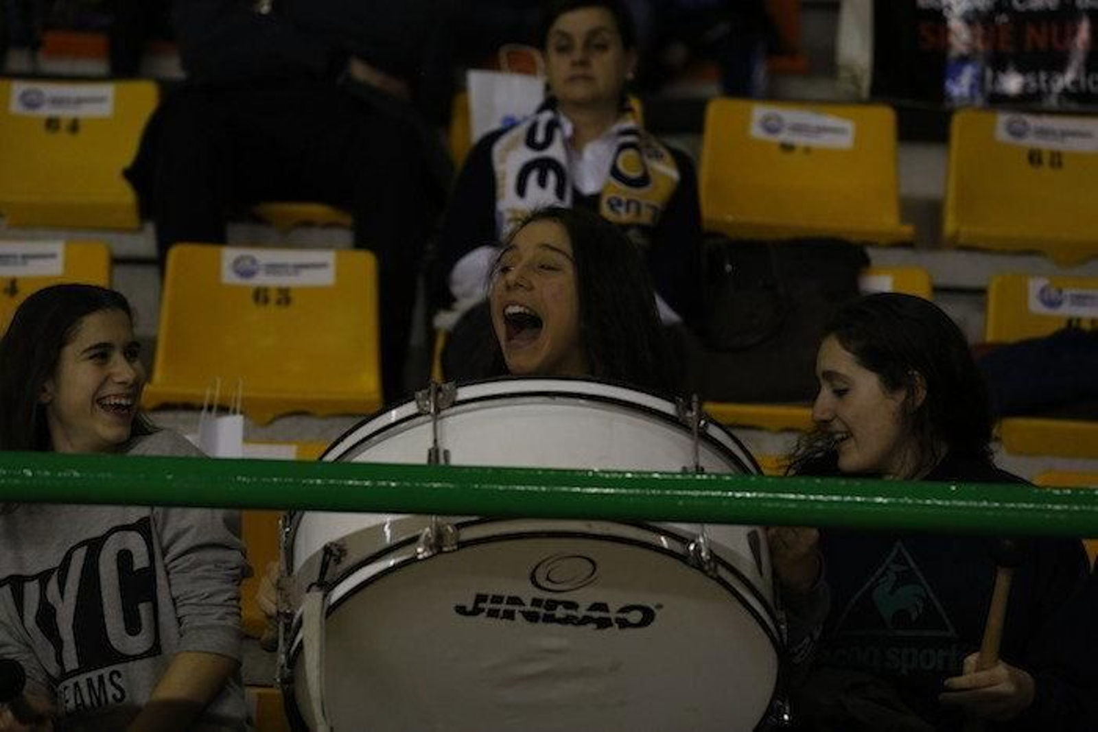 Una aficionada animando a los jugadores del COB.