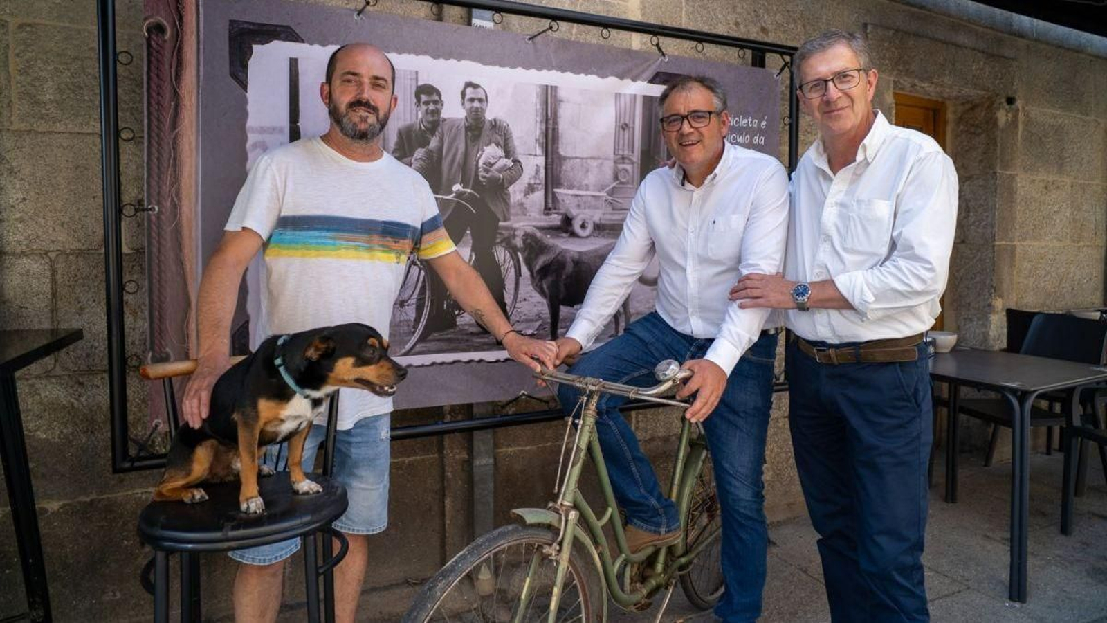 Toño do Monforte xunto ao alcalde, Amador Díaz, e o concelleiro Carlos Gómez.