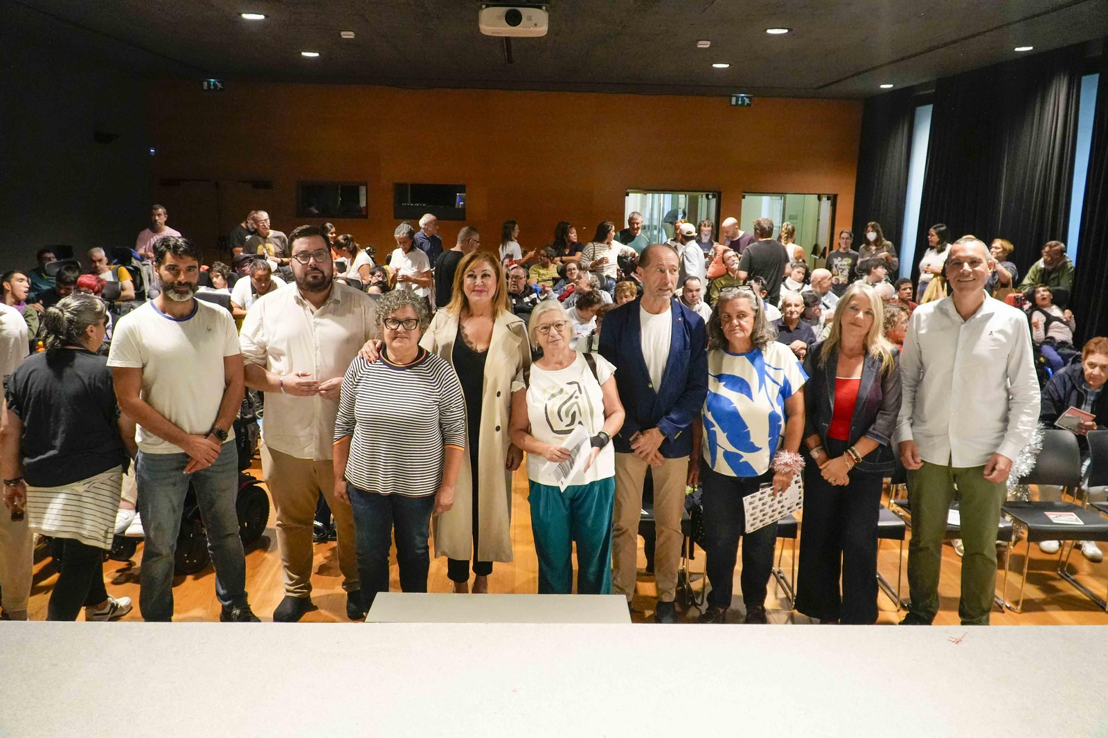 Representantes de todos los grupos políticos participaron en el acto celebrado por Apamp.