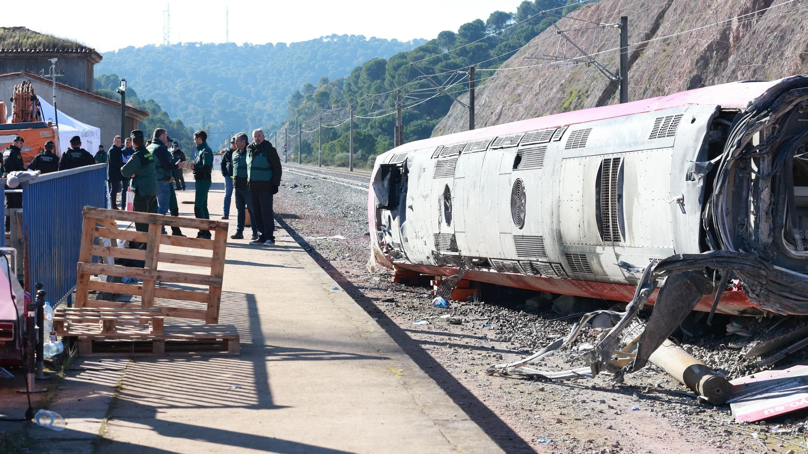 Vista general del estado de las vías dos días después del descarrilamiento del tren Iryo.