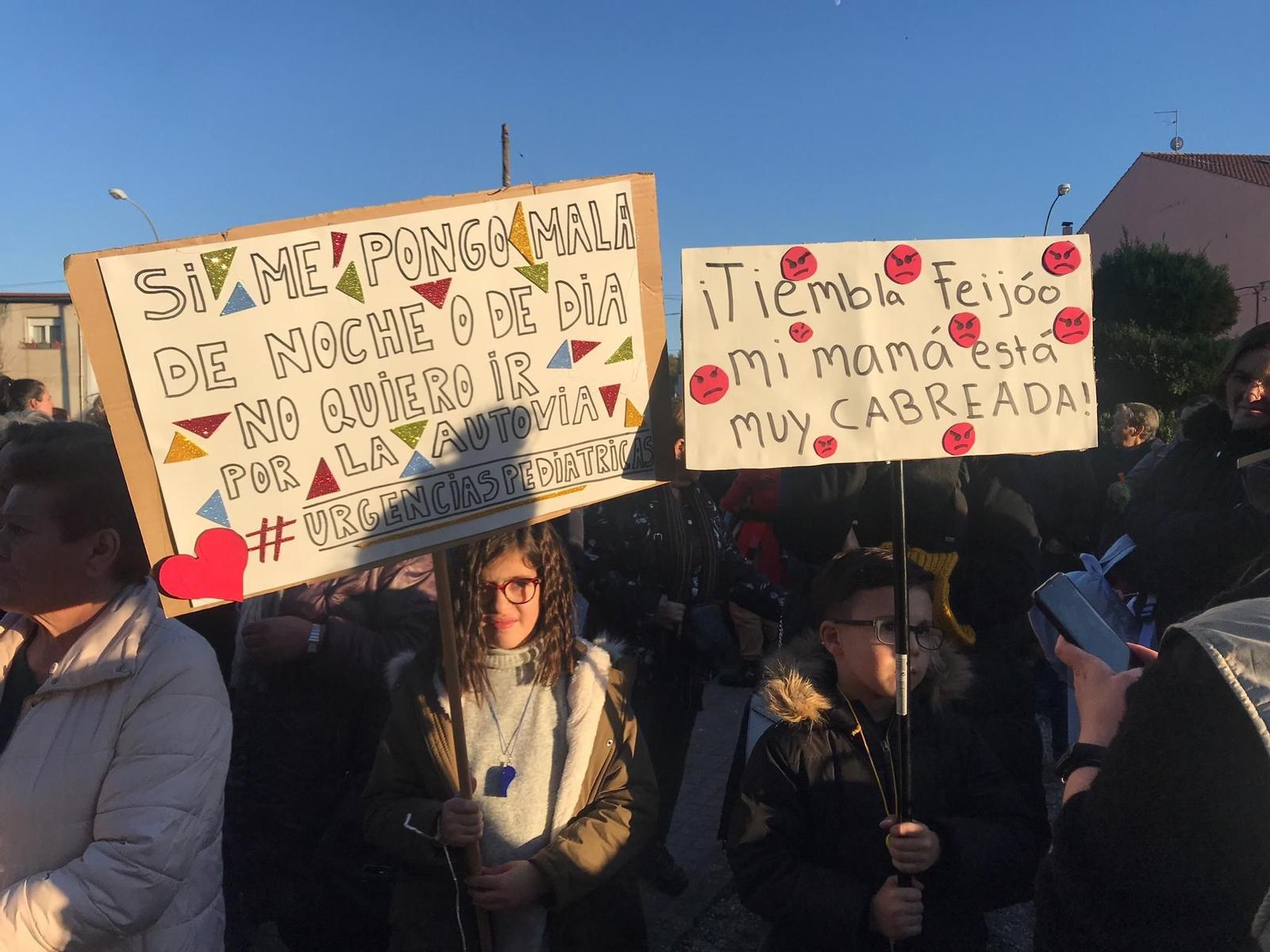 Manifestación de niños y niñas frente al hospital de Verín. (Foto: P. P.)