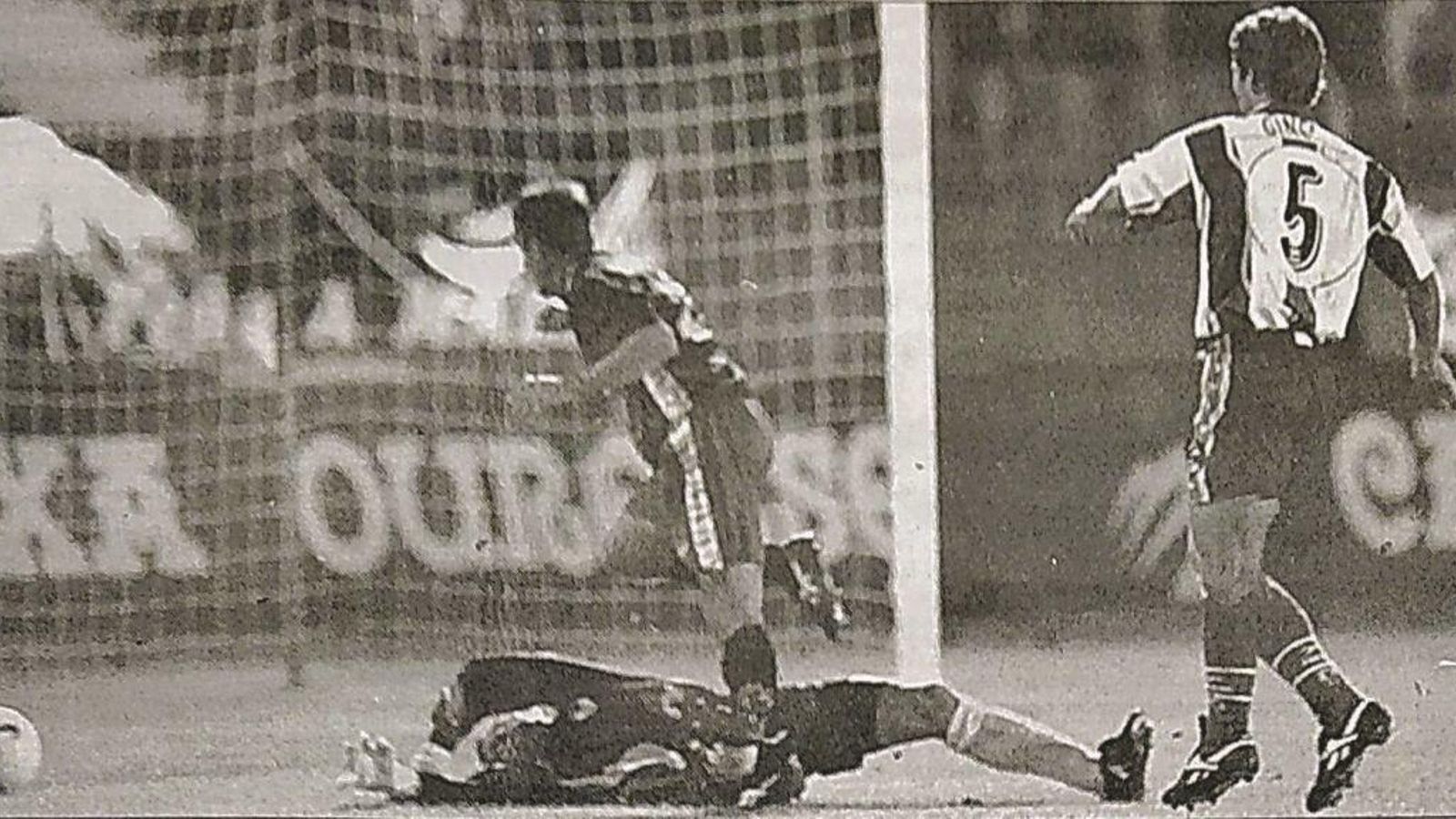 Gol de Quique Estebaranz que hizo líder de Segunda División al CD Ourense (temporada 1997-1998).
