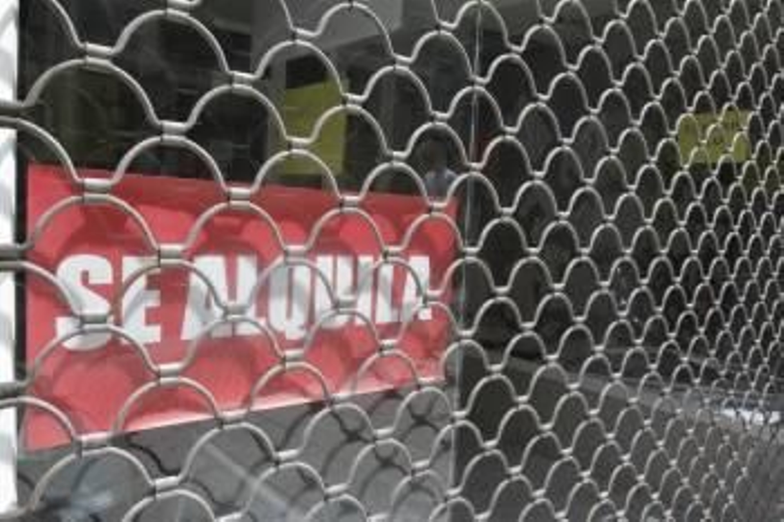 Local comercial cerrado, con un cartel que anuncia su alquiler. (Foto: MIGUEL ÁNGEL)