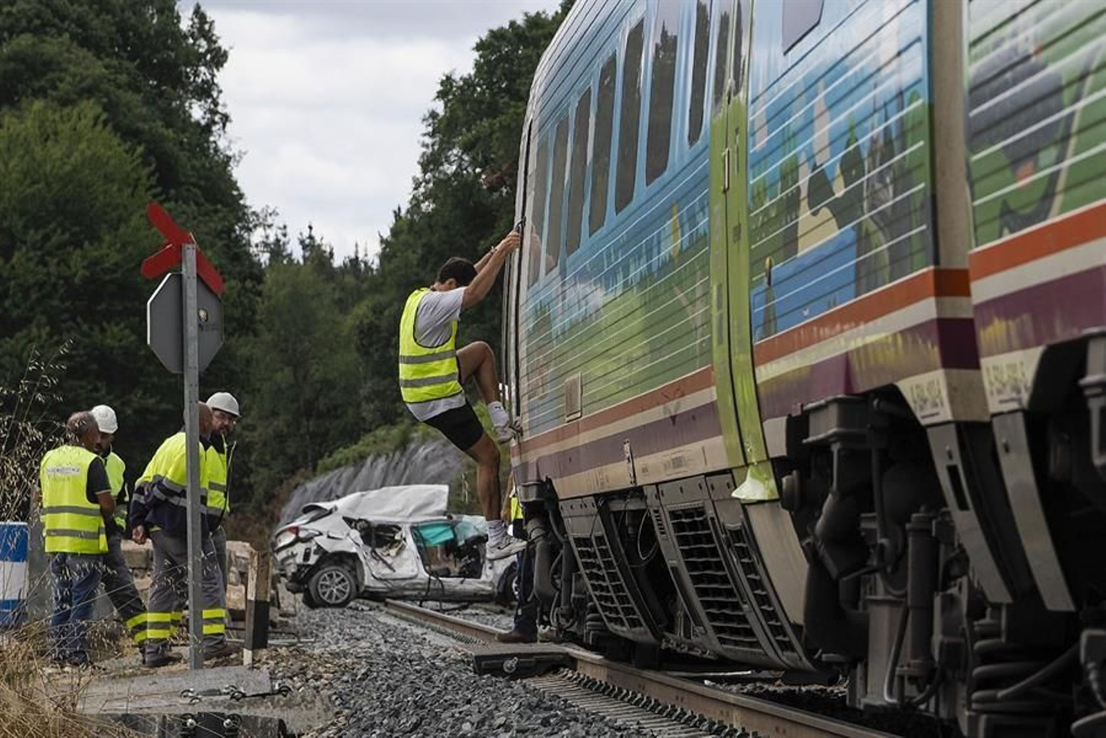 Estado en el que quedó el coche arrollado por un tren en Lugo (Foto: EFE).