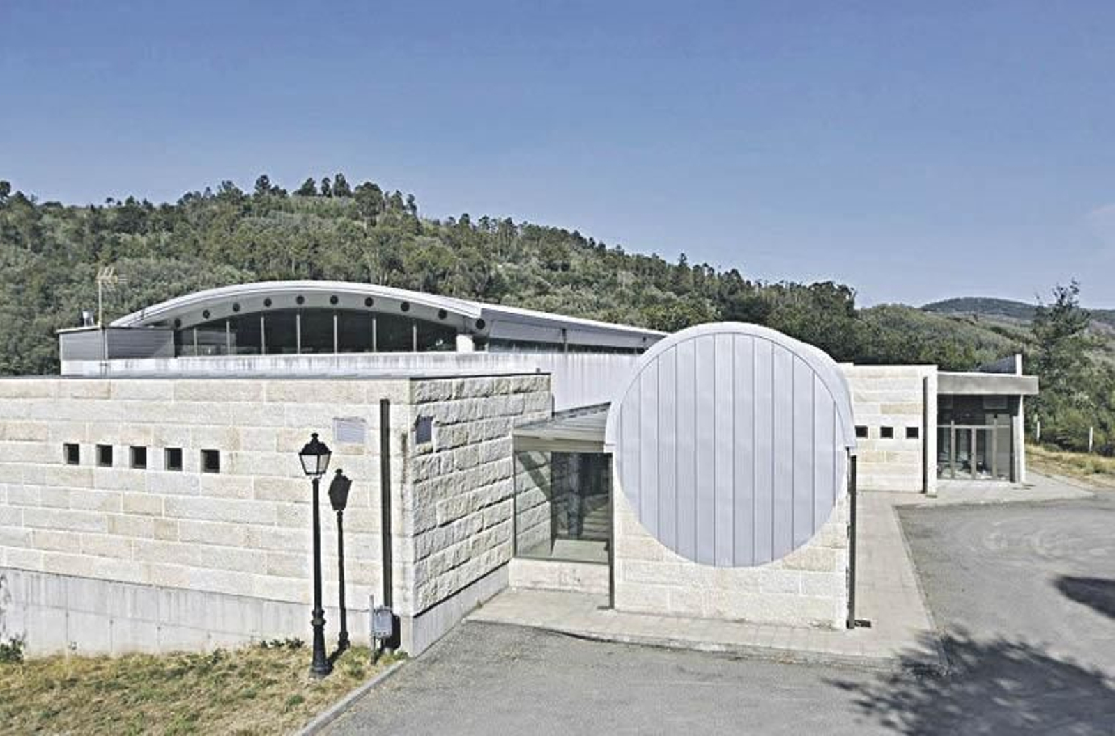 Edificio del nuevo balneario de Berán, en Leiro.
