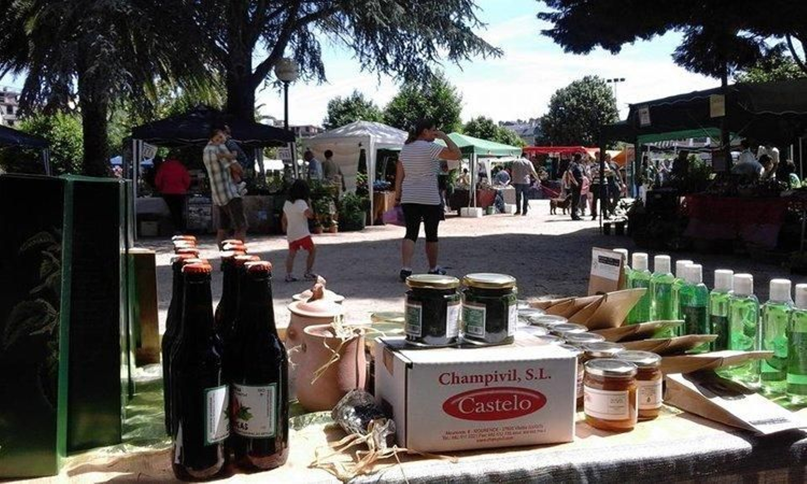 La cerveza de ortigas (a la izquierda) ha sido el reclamo de las ferias donde ha participado la asociación.