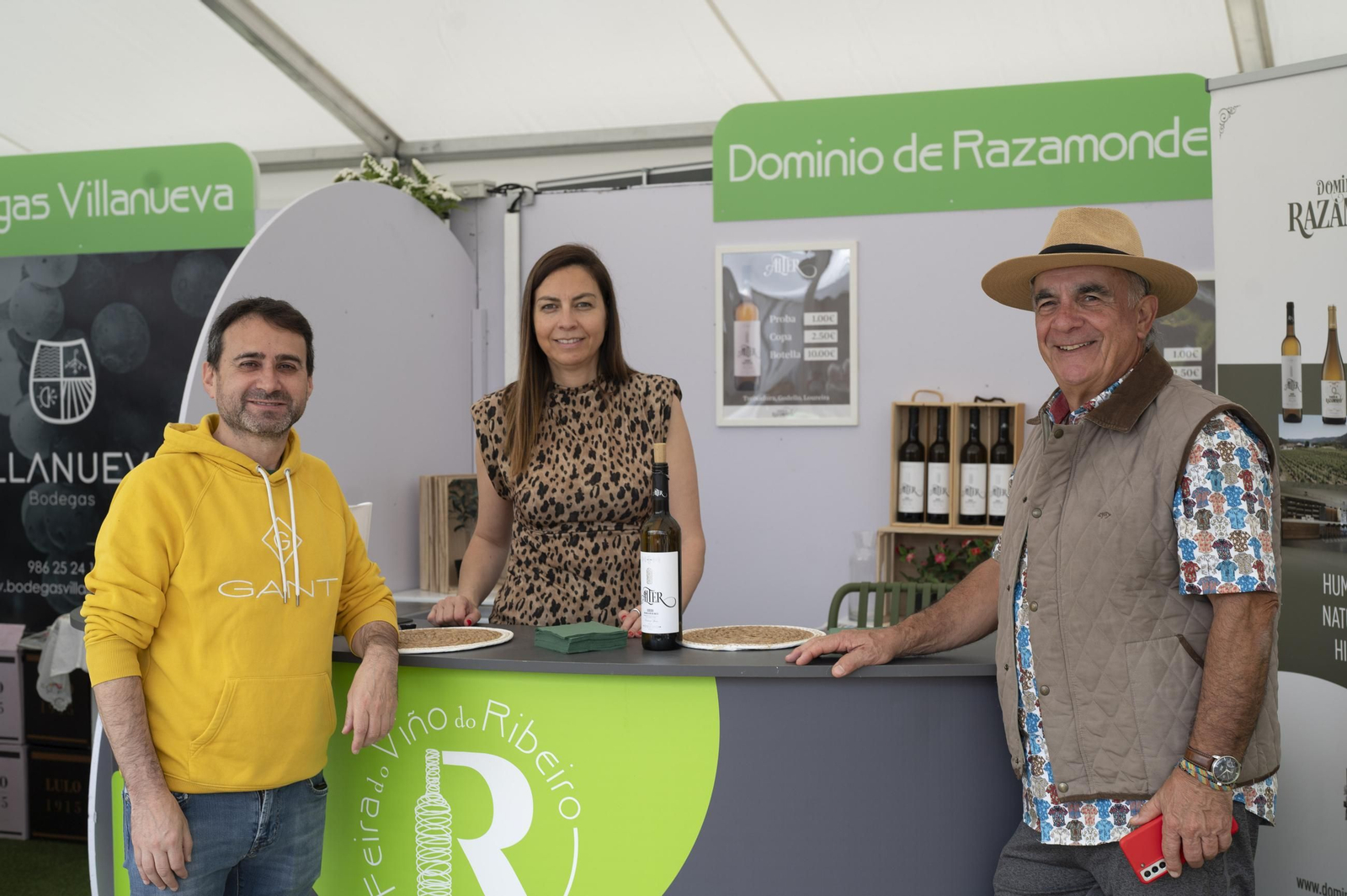 Ambiente festivo, brindis y degustaciones en el recinto de la Alameda de Ribadavia durante la celebración de la 63ª Feira do Viño do Ribeiro
