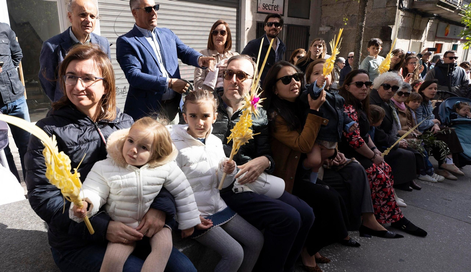 Galería | La Borriquita llena de fe y color las calles de Vigo