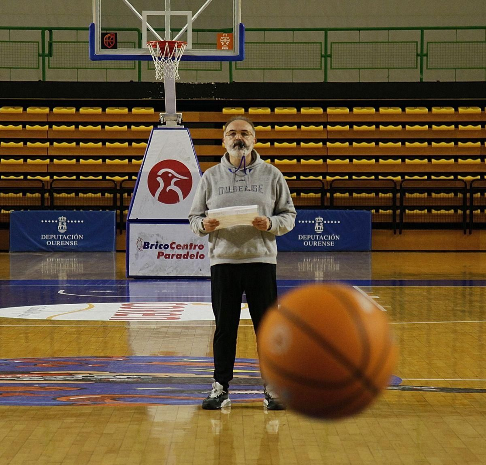 Moncho López, pensativo, en el entrenamiento de este lunes.