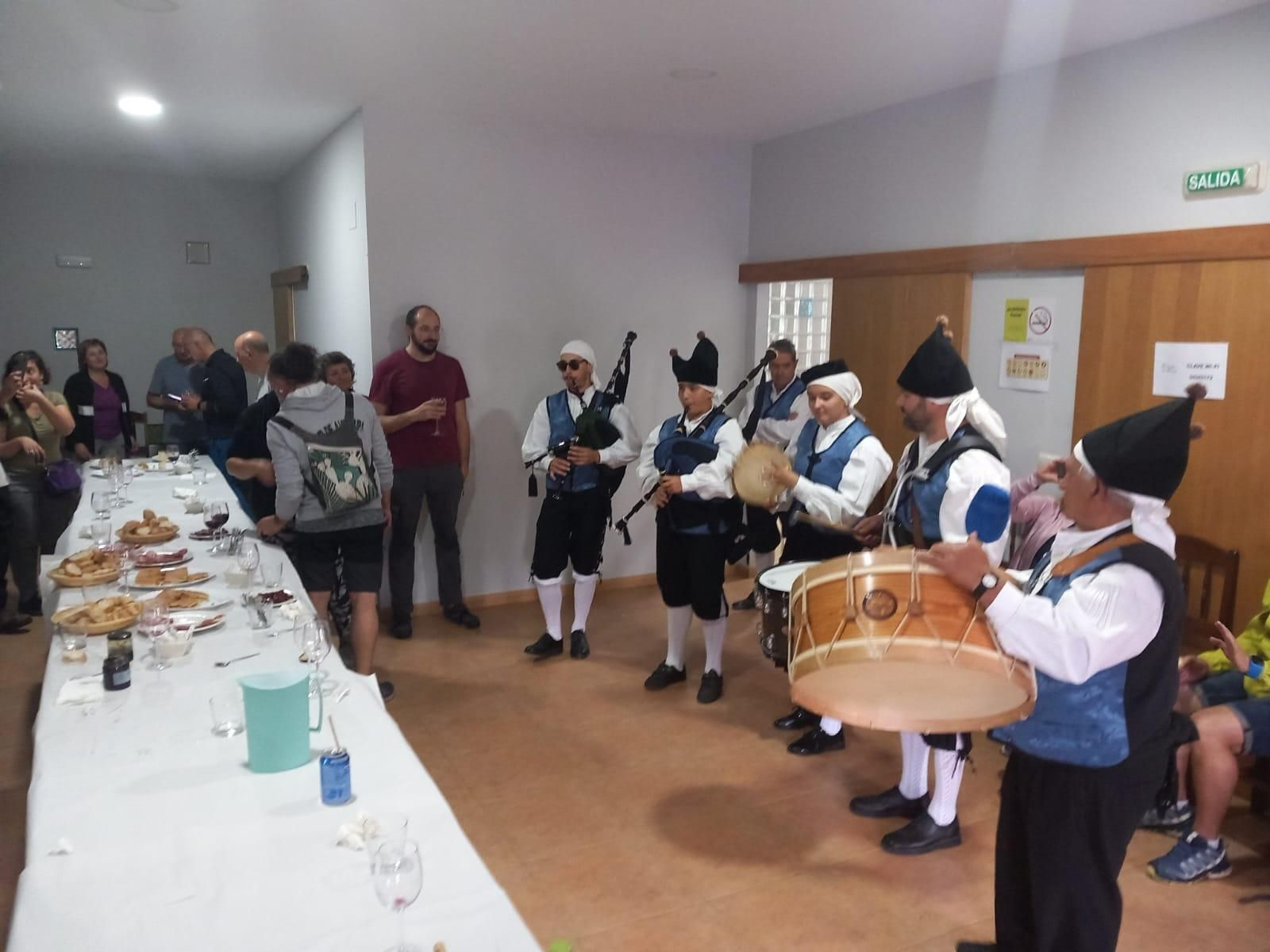 La música tradicional gallega llenó el ambiente, con los gaiteiros de la Banda de Gaita de Vilariño de Conso.