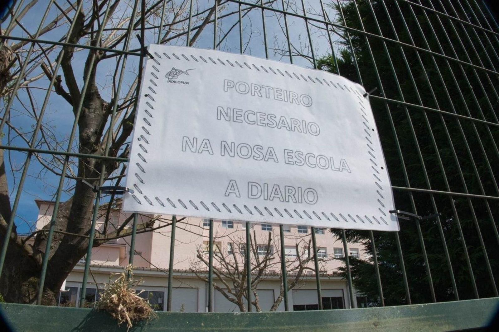 Cartel protestando contra la falta de conserjes.