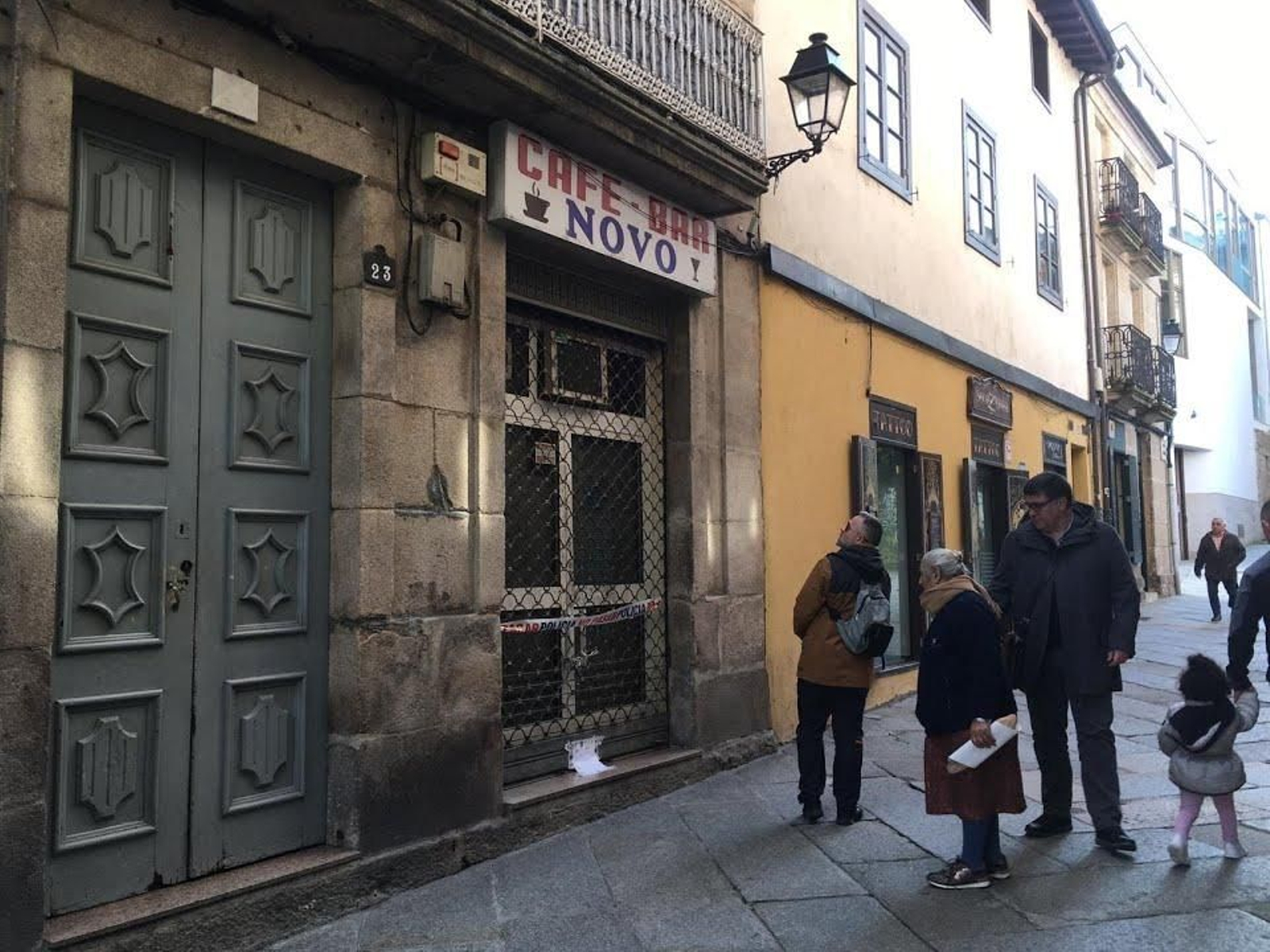 El bar Novo, precintado después de la muerte de su gerente con heridas de arma blanca.