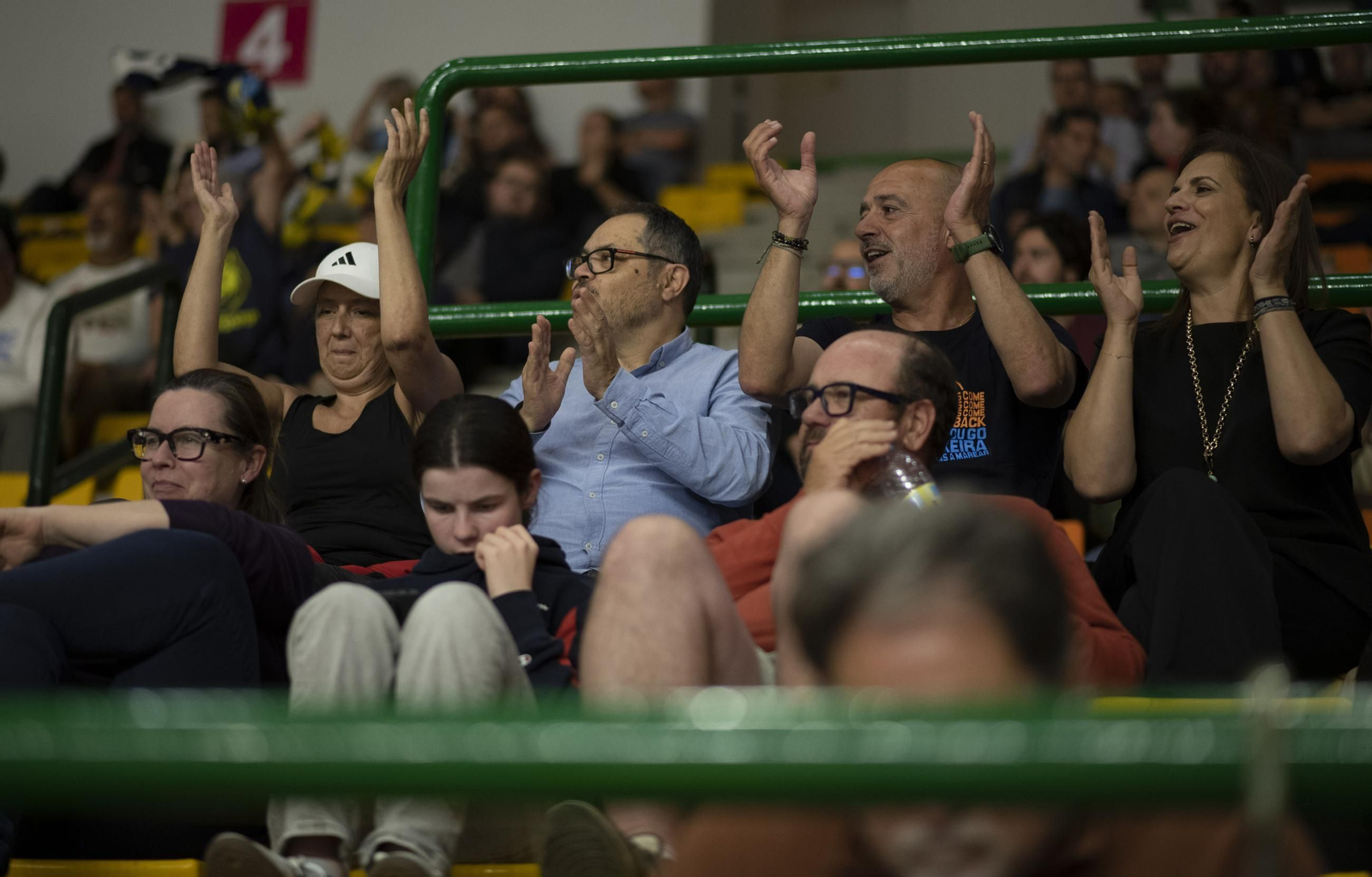 Galería | El Pazo aplaudió a un COB que lo dejó todo ante el Palencia