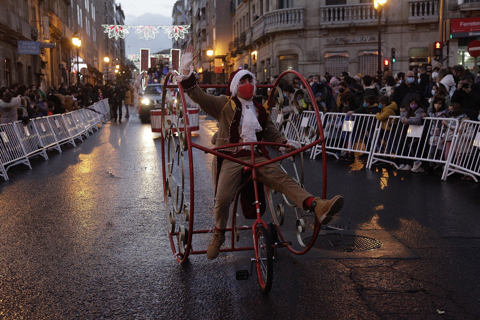 OURENSE. La comitiva de los Reyes, que lanzaron caramelos al público.// Miguel Ángel