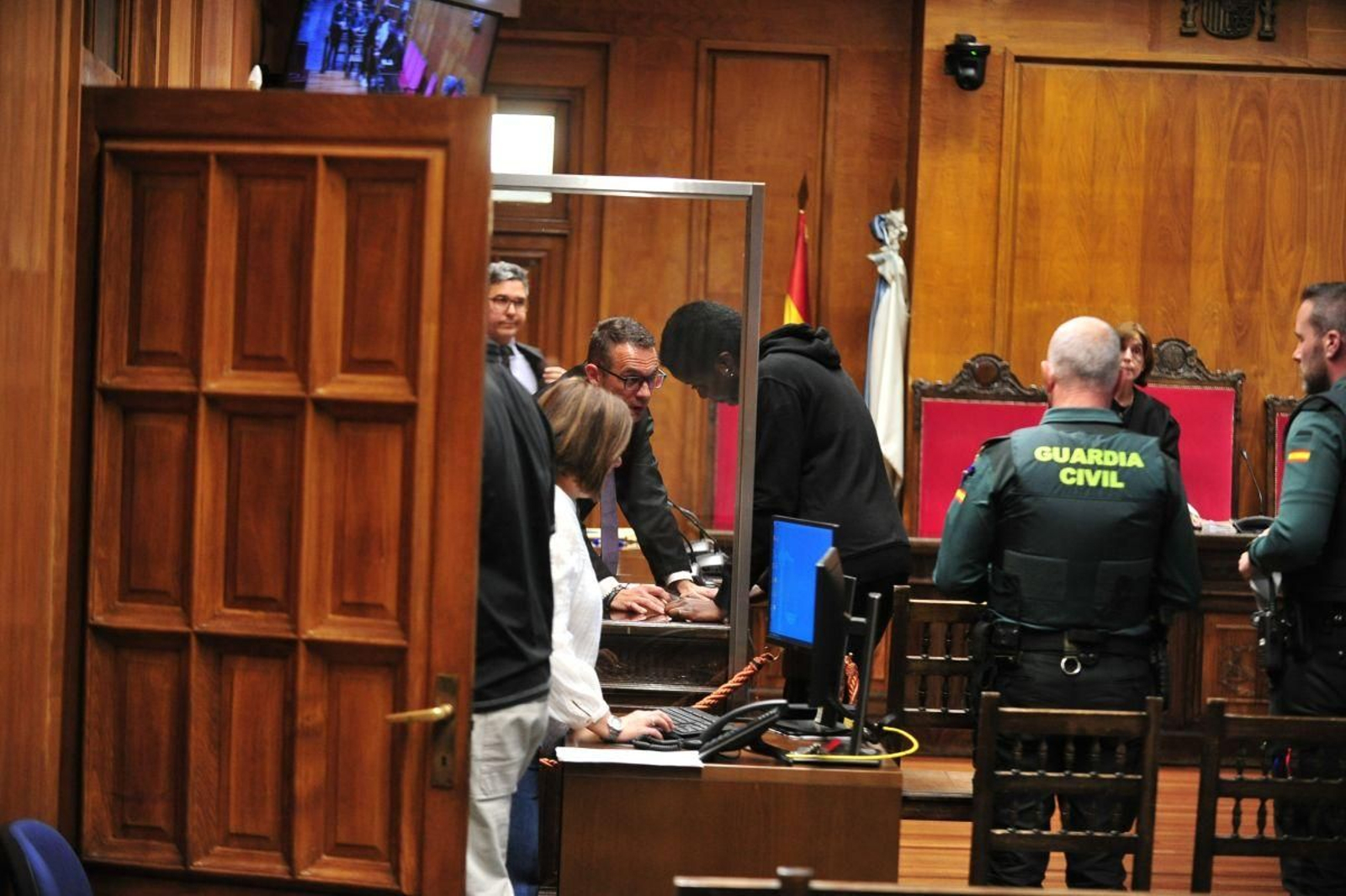 La acusada habla con su abogado, Jorge Álvarez, tras la lectura del veredicto.