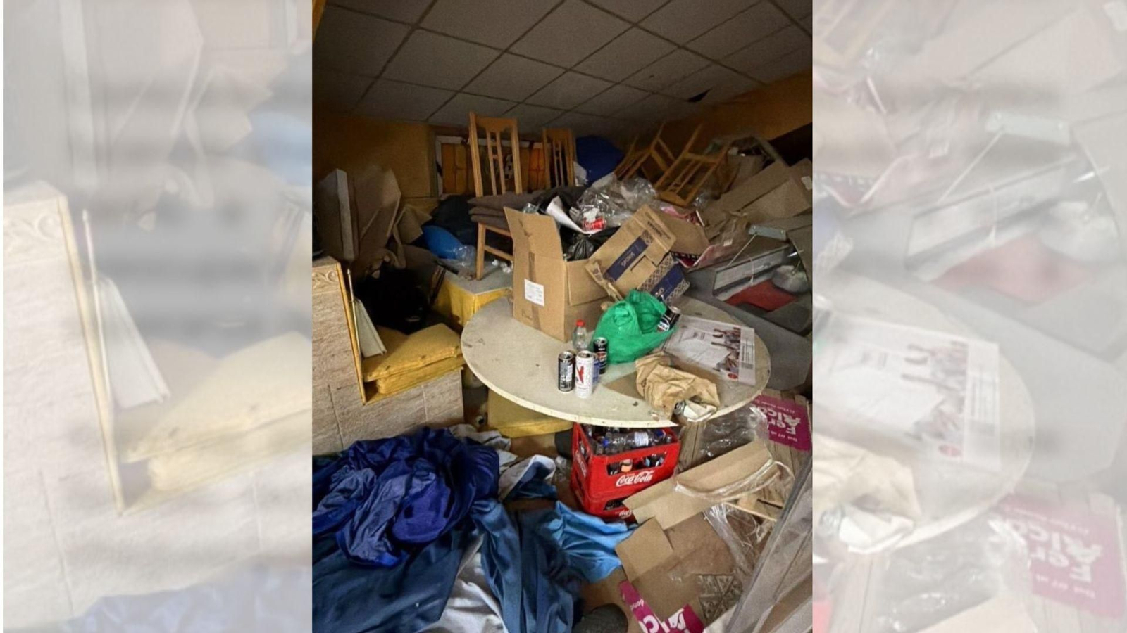 Una de las oficinas del Estadio de Vallecas inundada de basura.