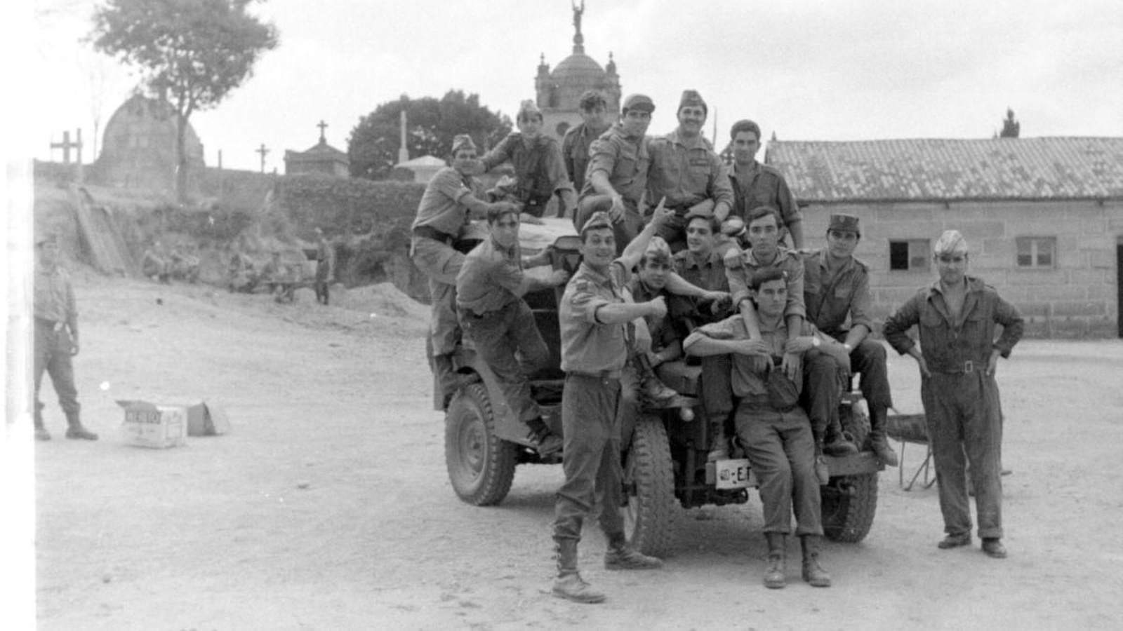 Soldados del Zamora y al fondo la posición sobre el cementerio.