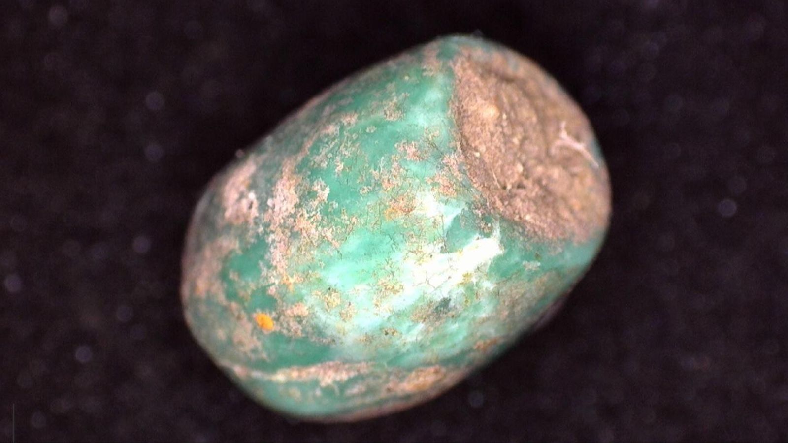 Cuenta de variscita, mineral muy apreciado en la Prehistoria, hallado en Lobarzán.